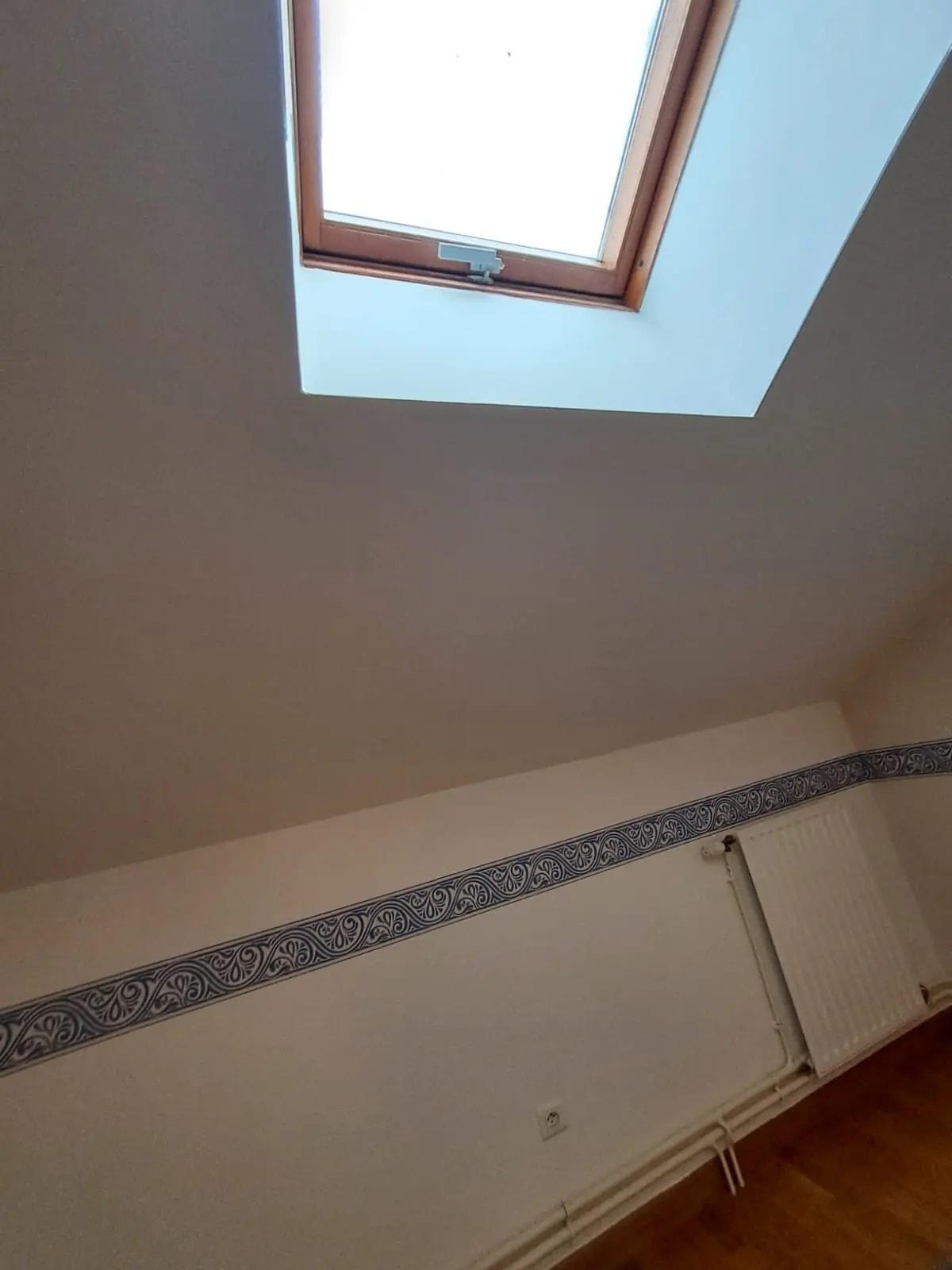 La fenêtre de toit et le plafond refaits, après travaux