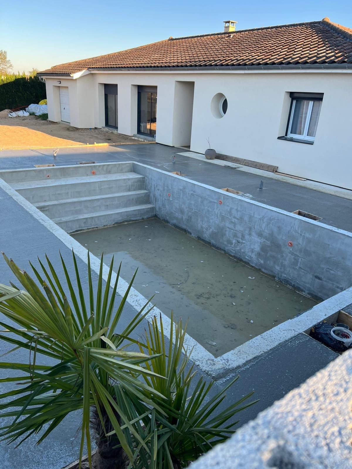 Isolation par l’extérieur et piscine de 8 × 4 m à Replonges (01) : photo 1 sur 3