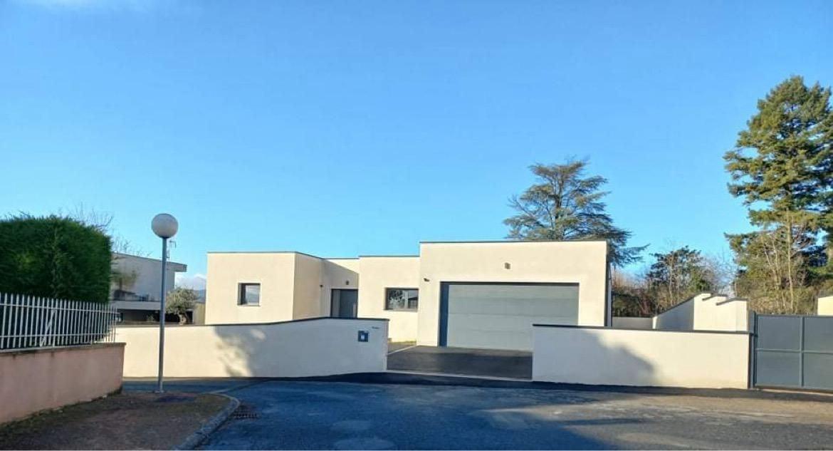 Maison contemporaine avec piscine à Charnay-lès-Mâcon (71) : photo 2 sur 5