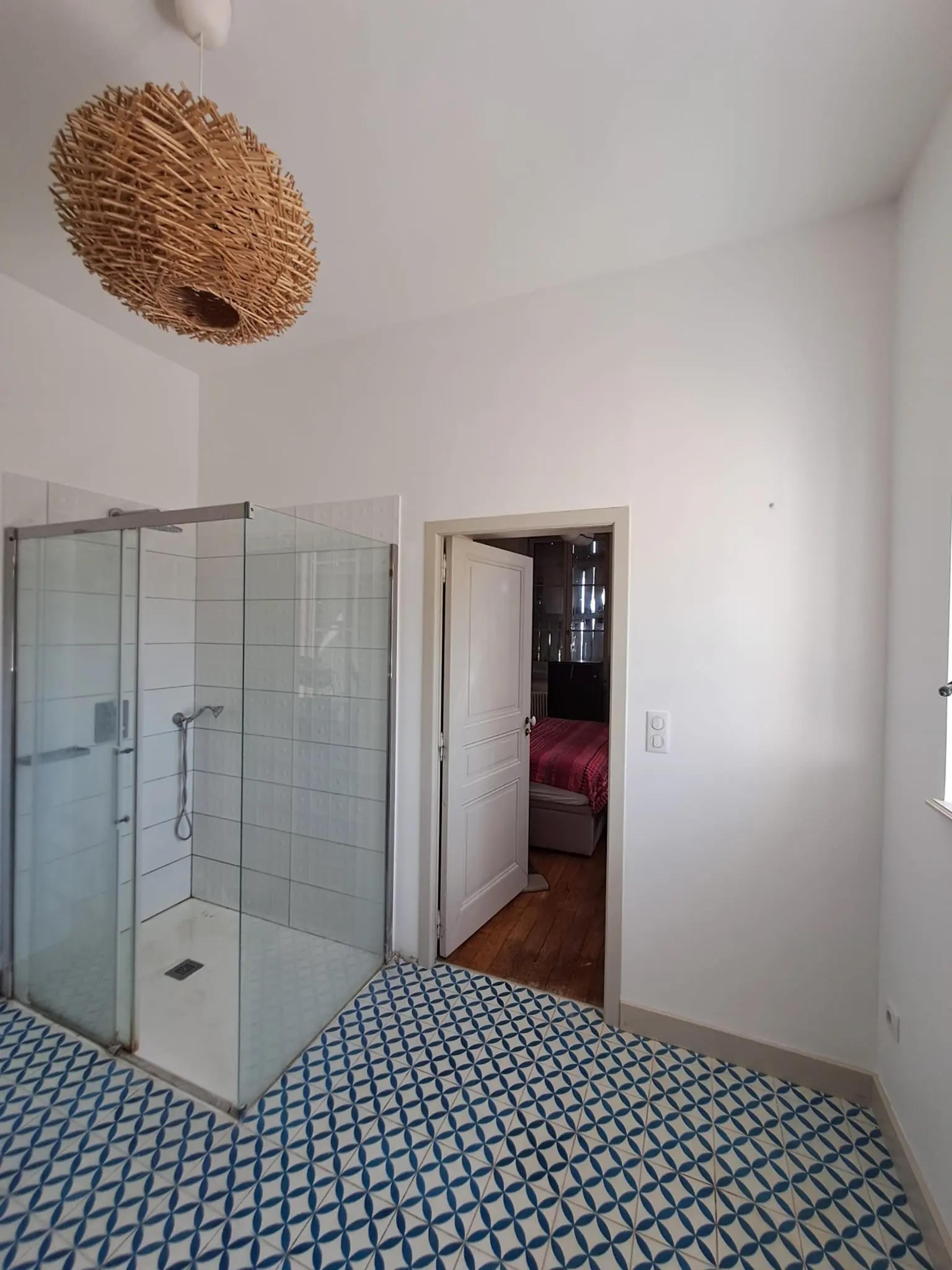 Douche et plafond repeint, après travaux