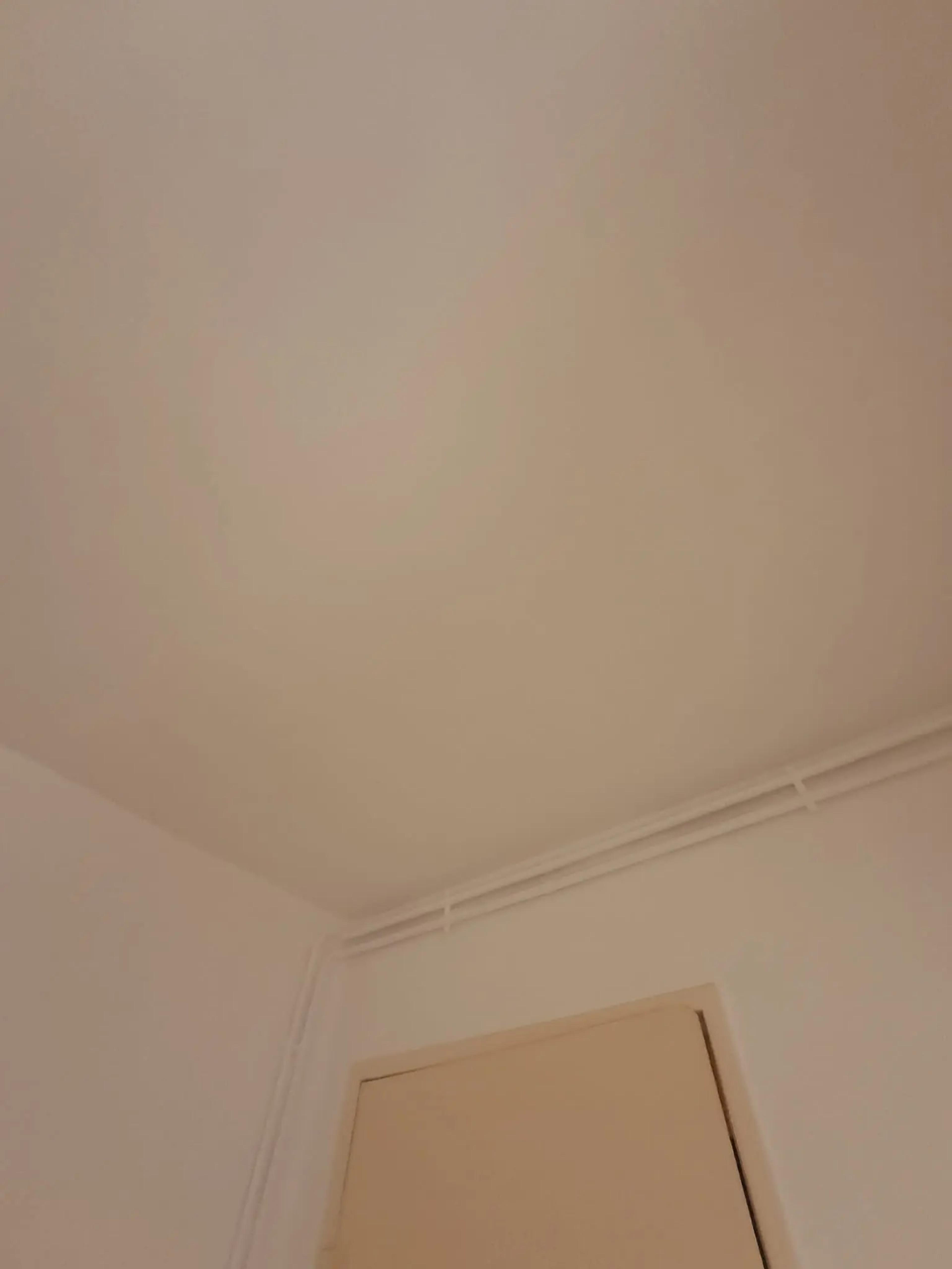 Le plafond et les murs refaits, après travaux