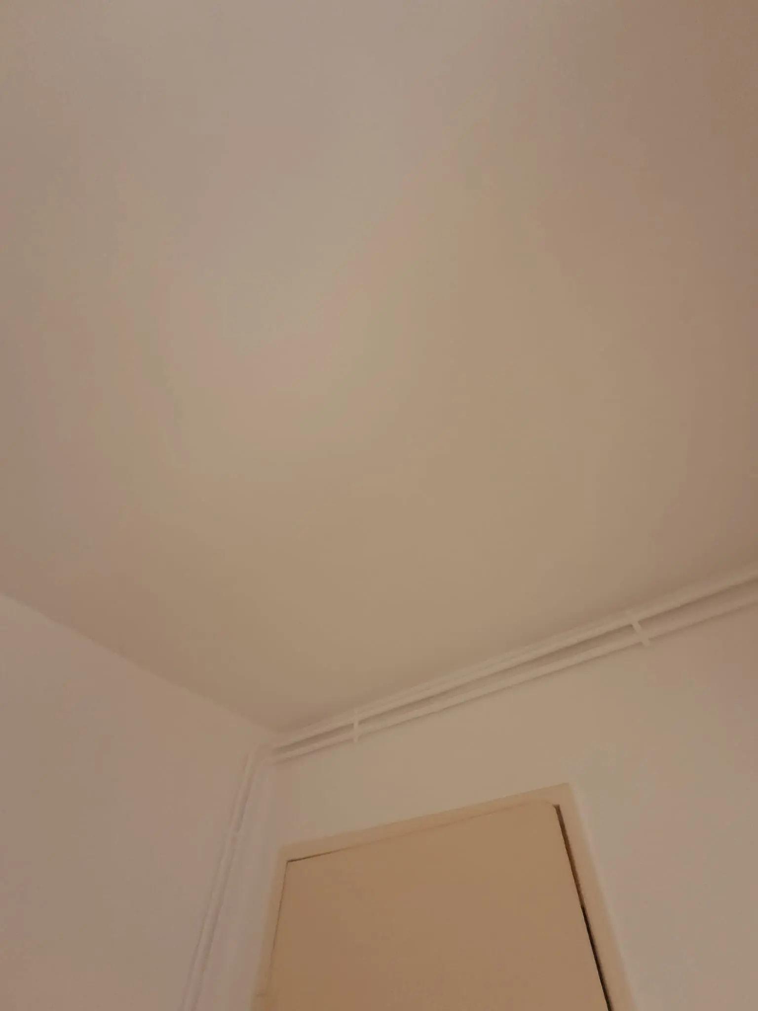 Le plafond et les murs refaits, après travaux