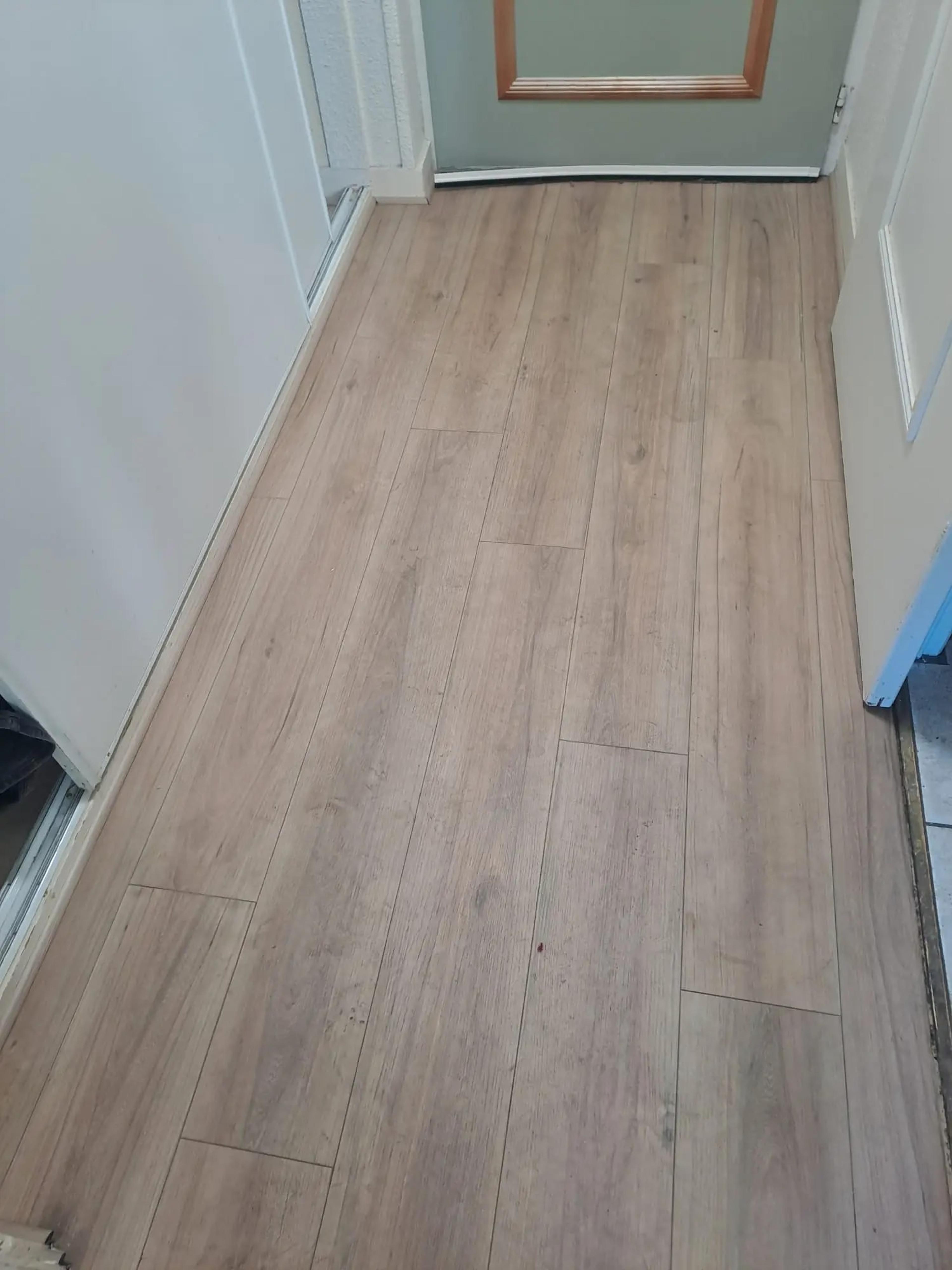 Couloir après travaux : parquet stratifié neuf