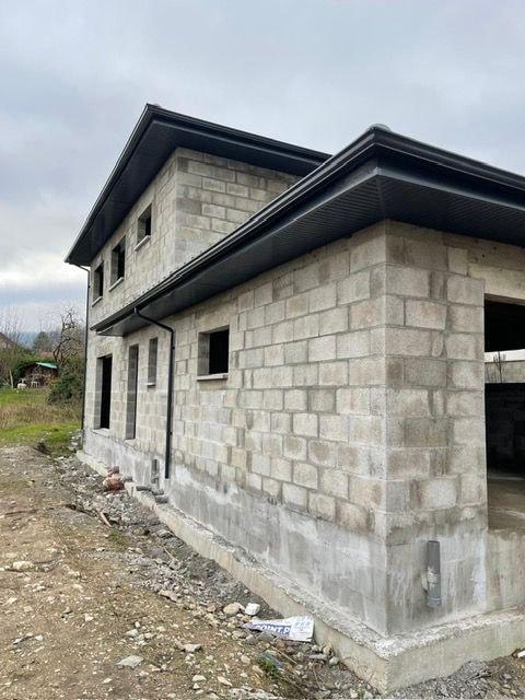 Maison à étage en blocs de béton, toiture posée, avant les enduits