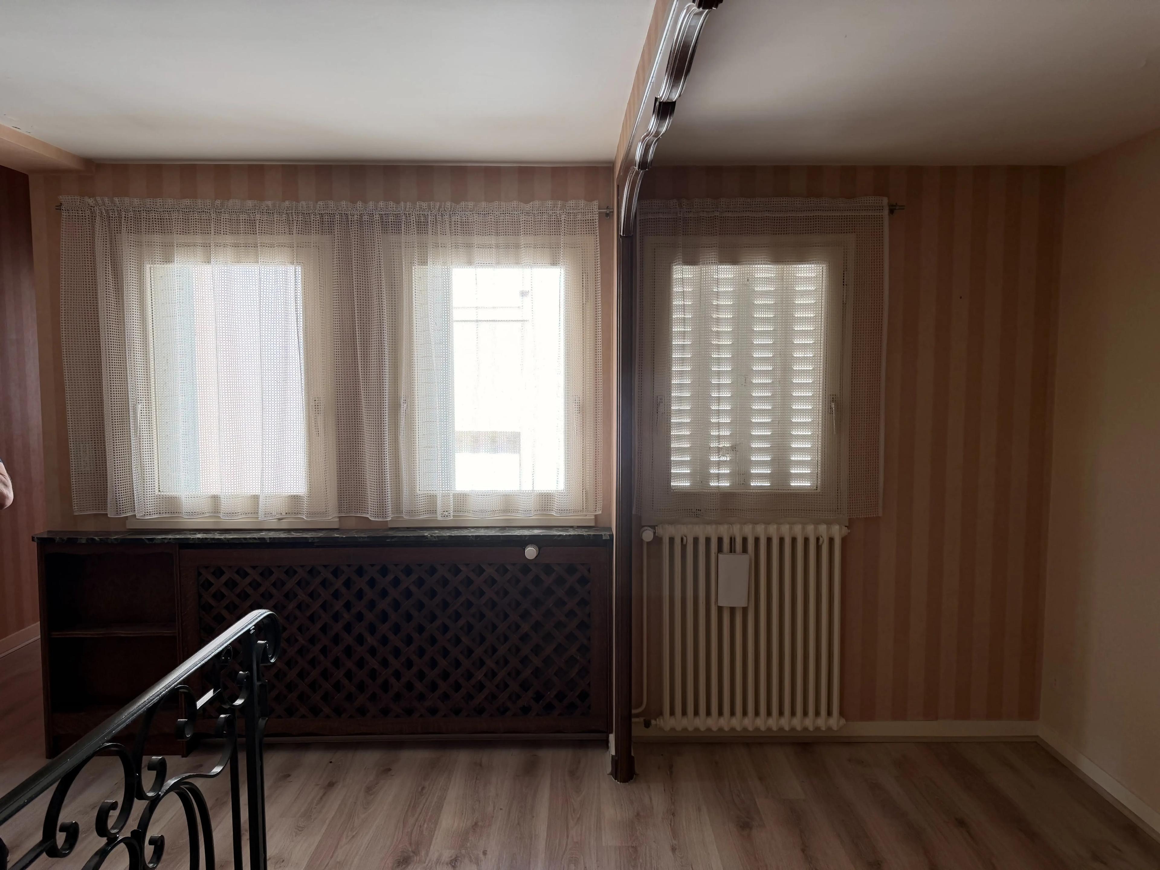 Fenêtres du salon avant travaux, murs à rayures
