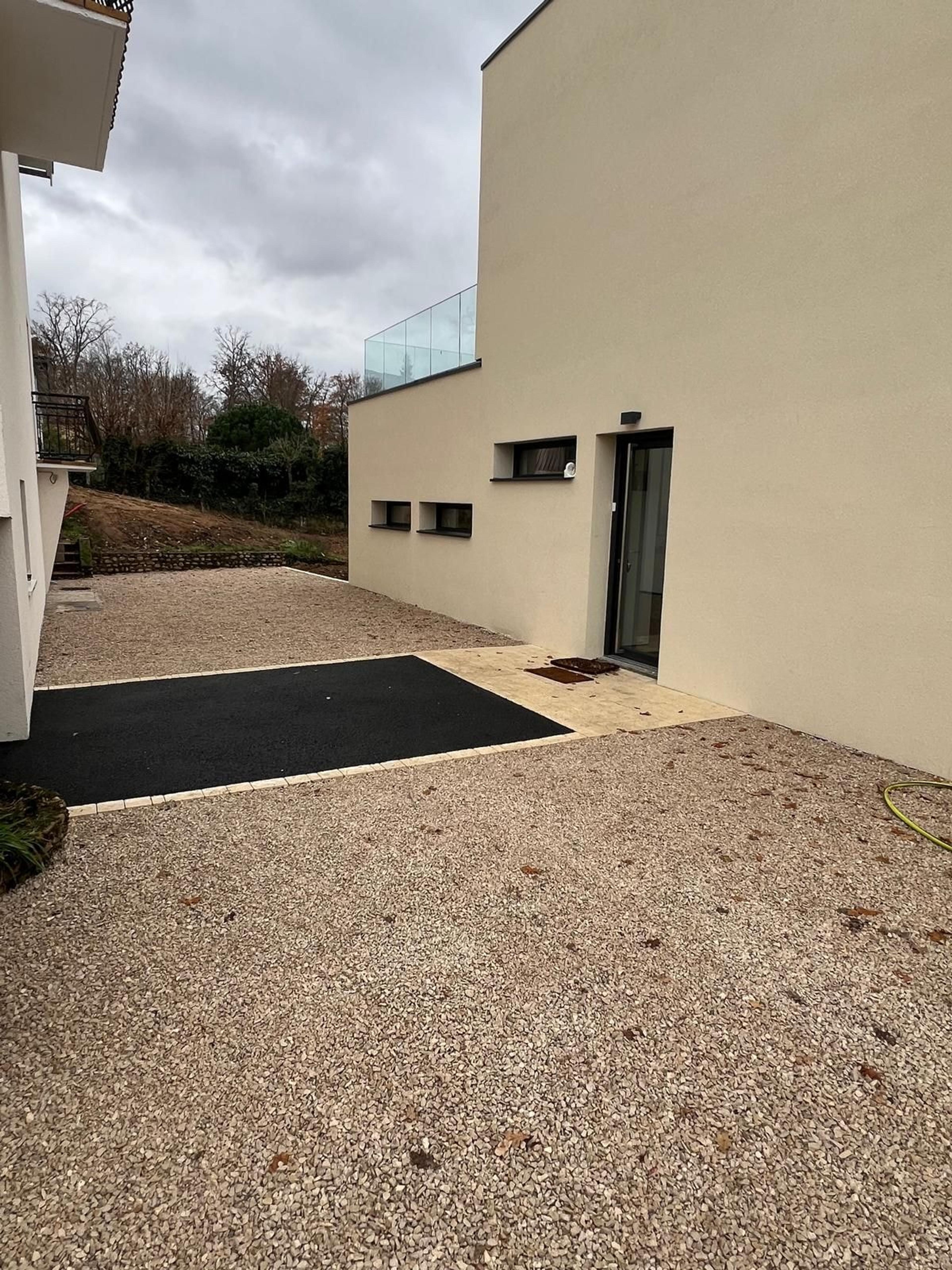 Maison contemporaine de 146 m² à Montmerle-sur-Saône (01) : photo 3 sur 9
