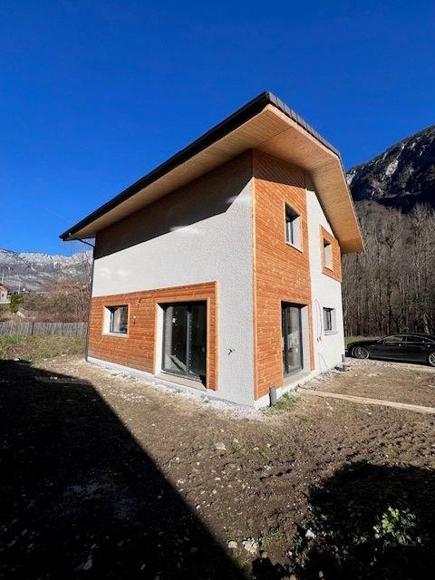 Maison contemporaine habillée de bois, 112 m² à Thônes (74) : photo 1 sur 2