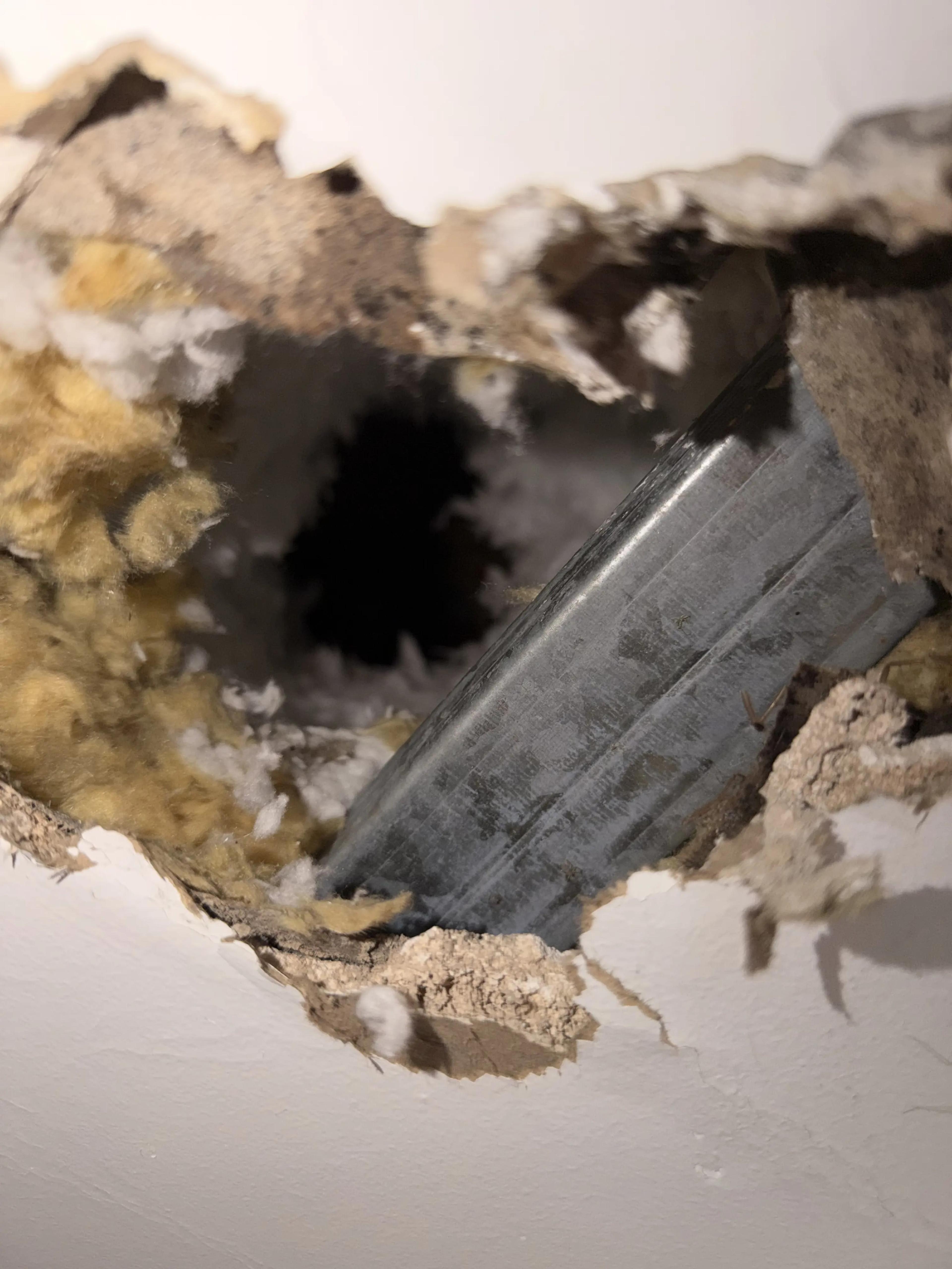 Le trou du plafond en gros plan