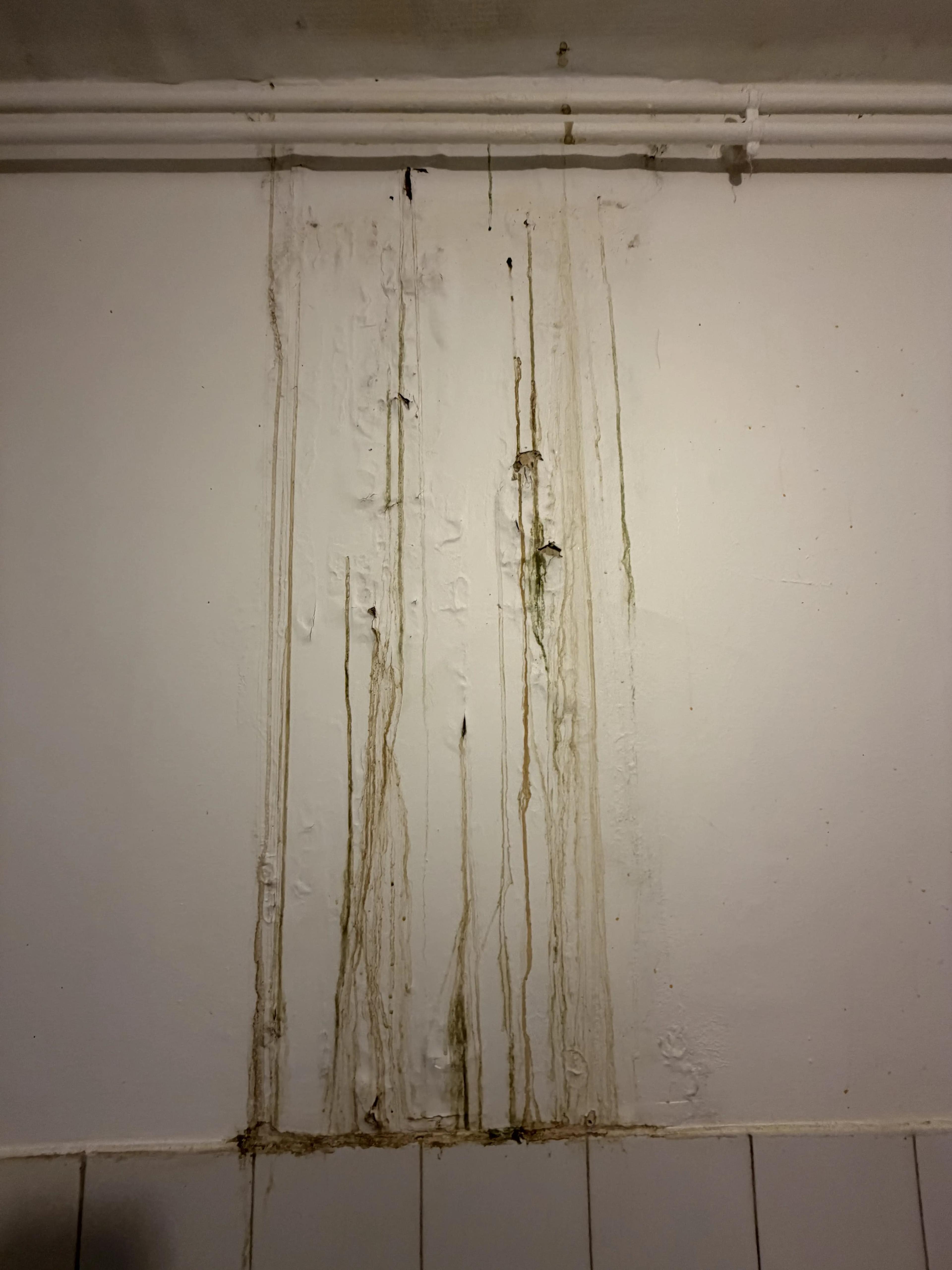 Les coulures sur le mur, en gros plan