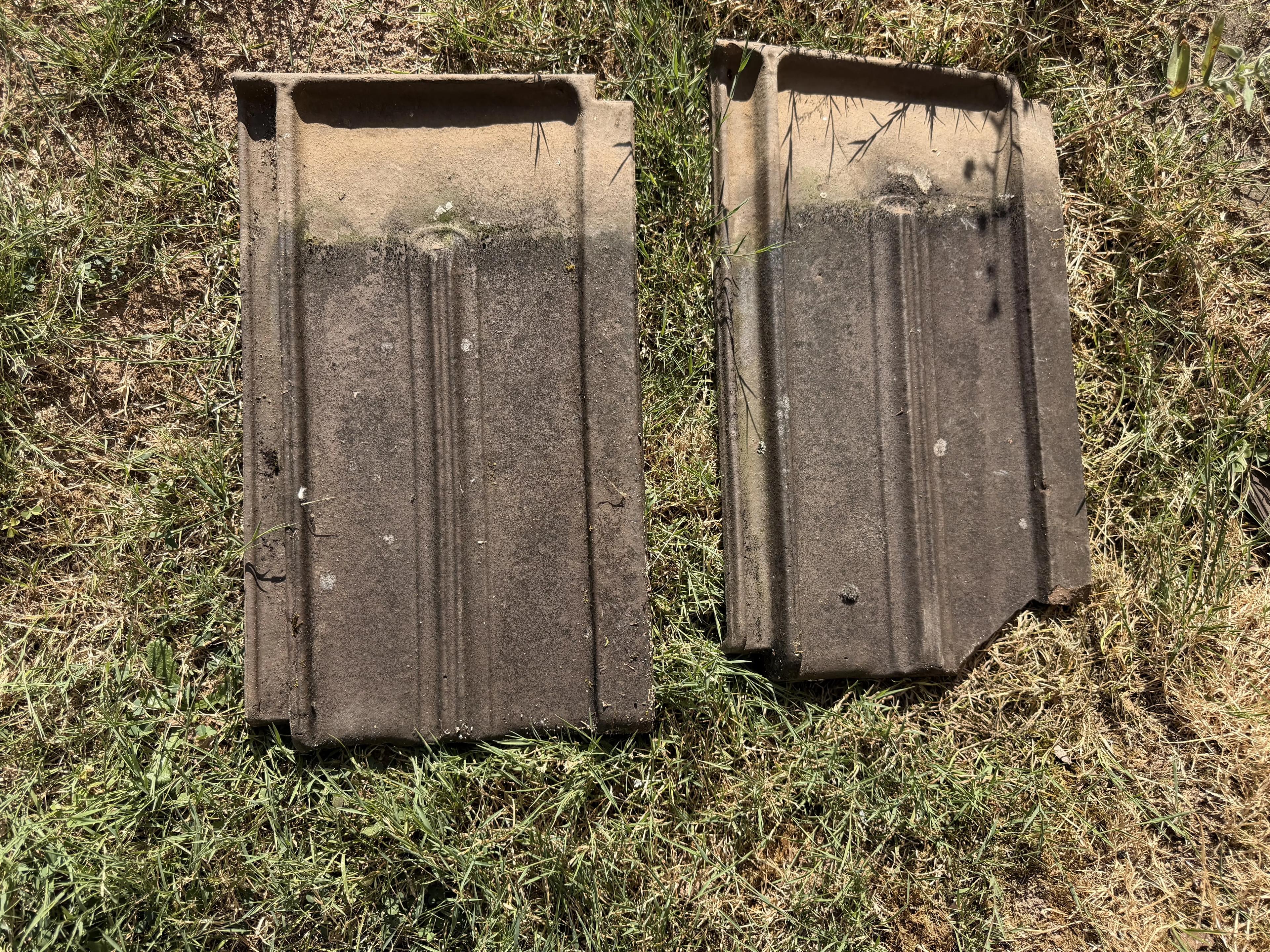 Deux tuiles anciennes déposées