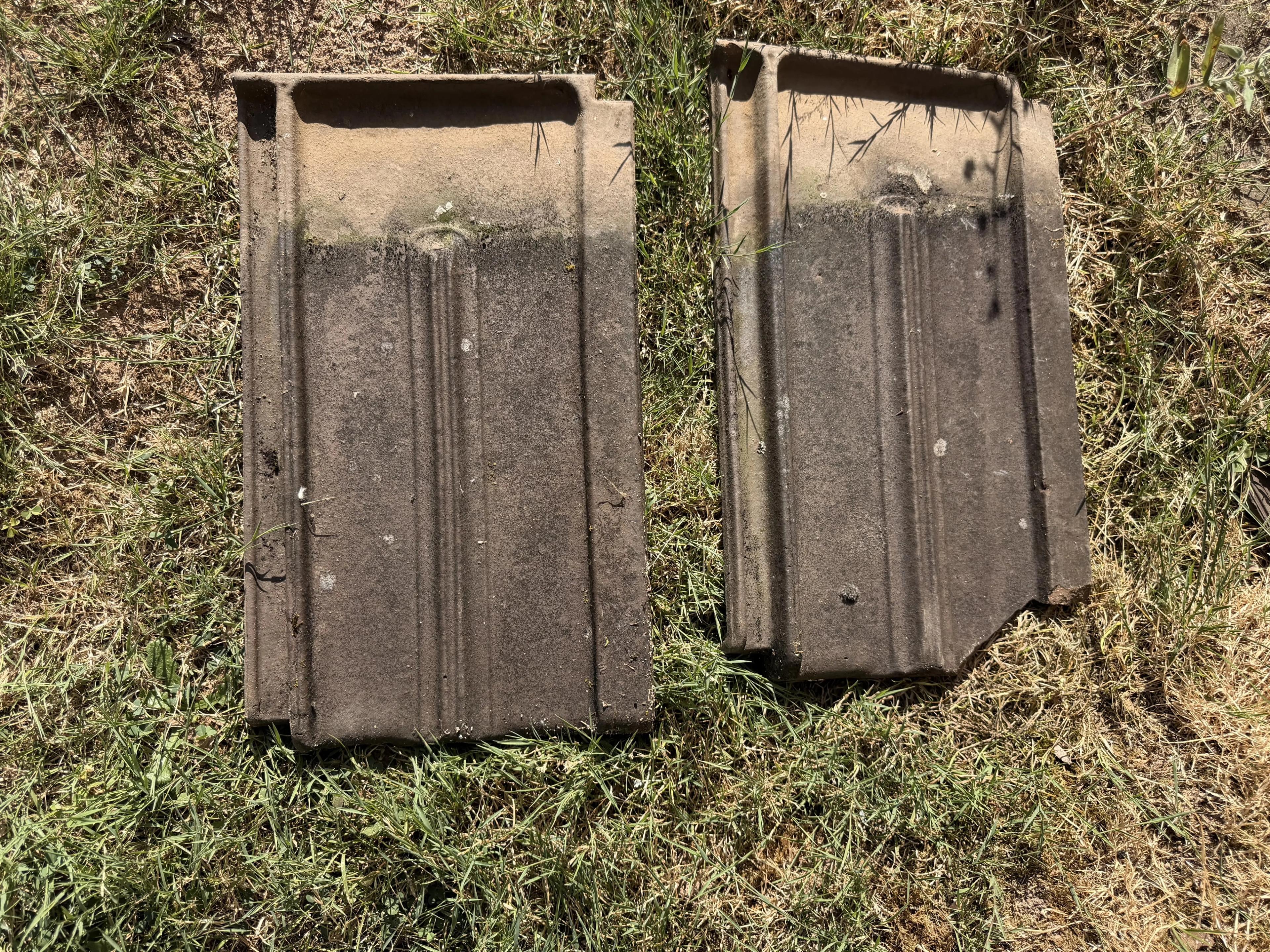 Deux tuiles anciennes déposées