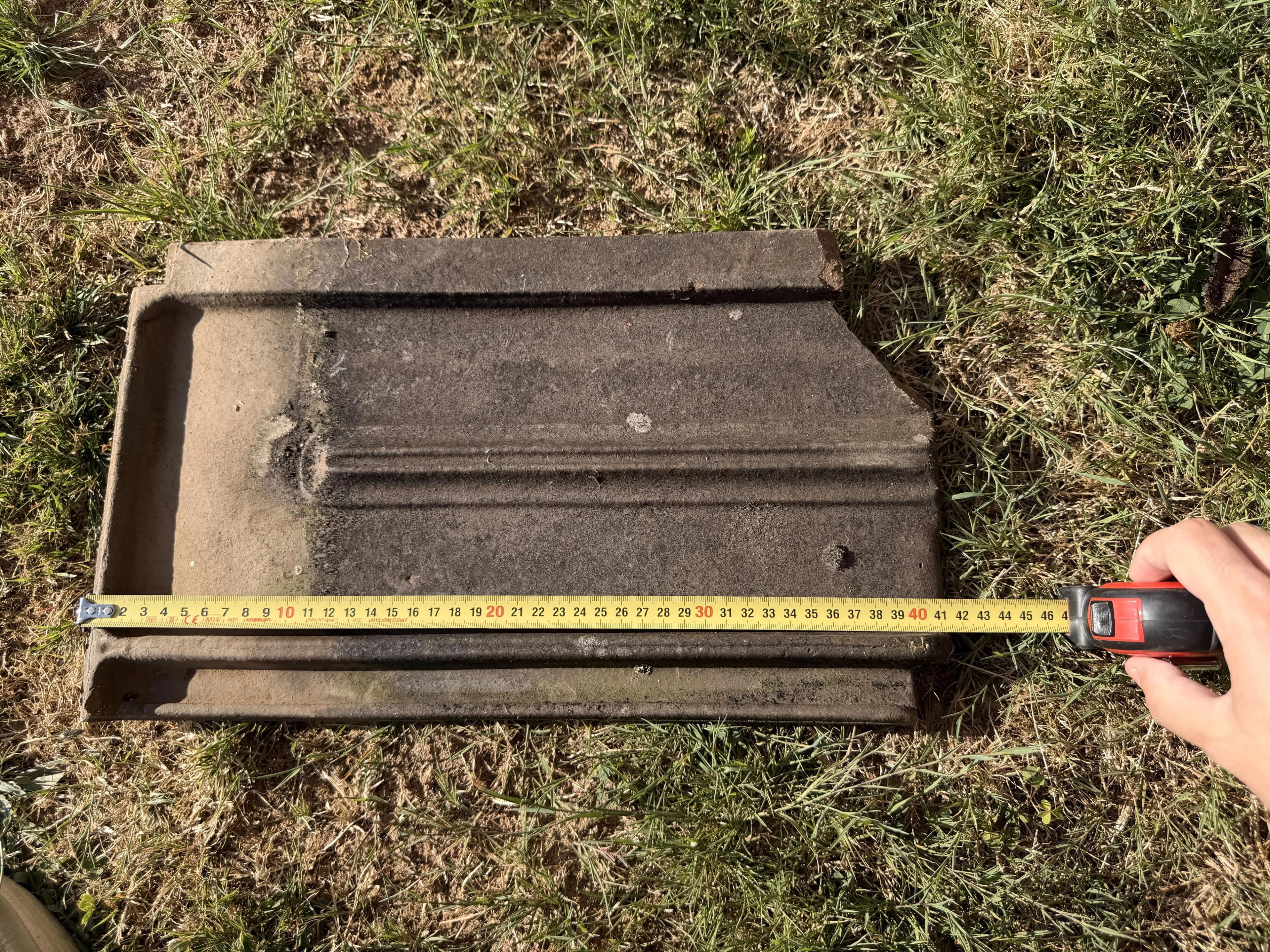 Relevé d’une tuile ancienne au mètre ruban