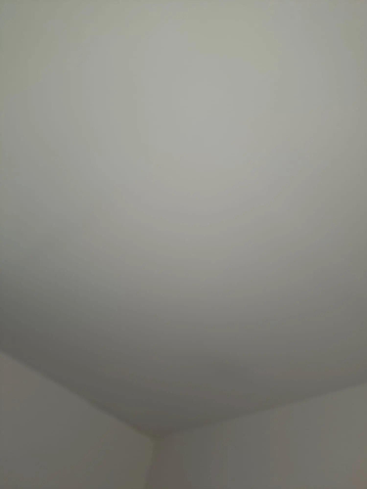 Le plafond refait et repeint, après travaux