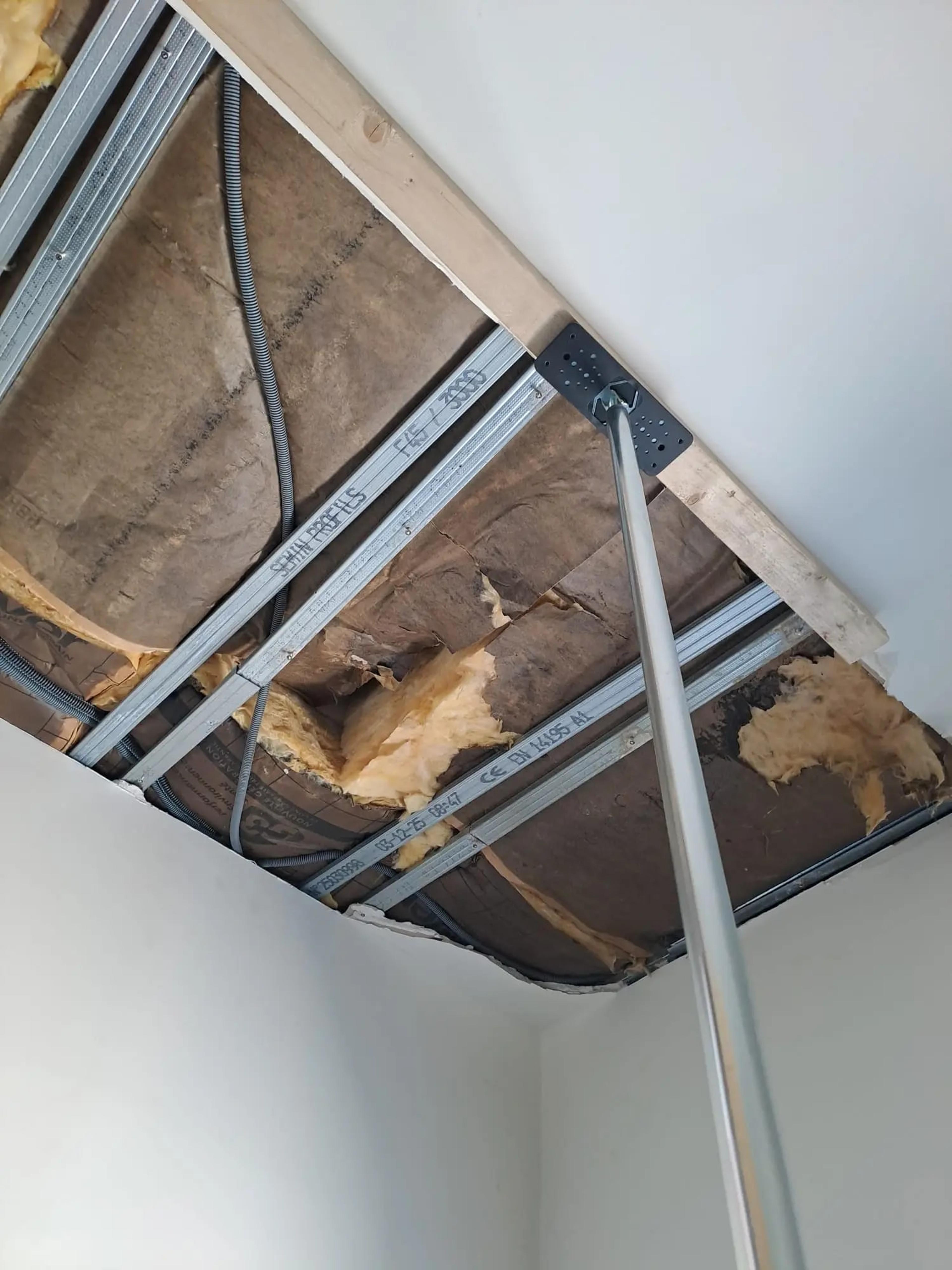 Plafond ouvert, avant la pose des plaques de plâtre