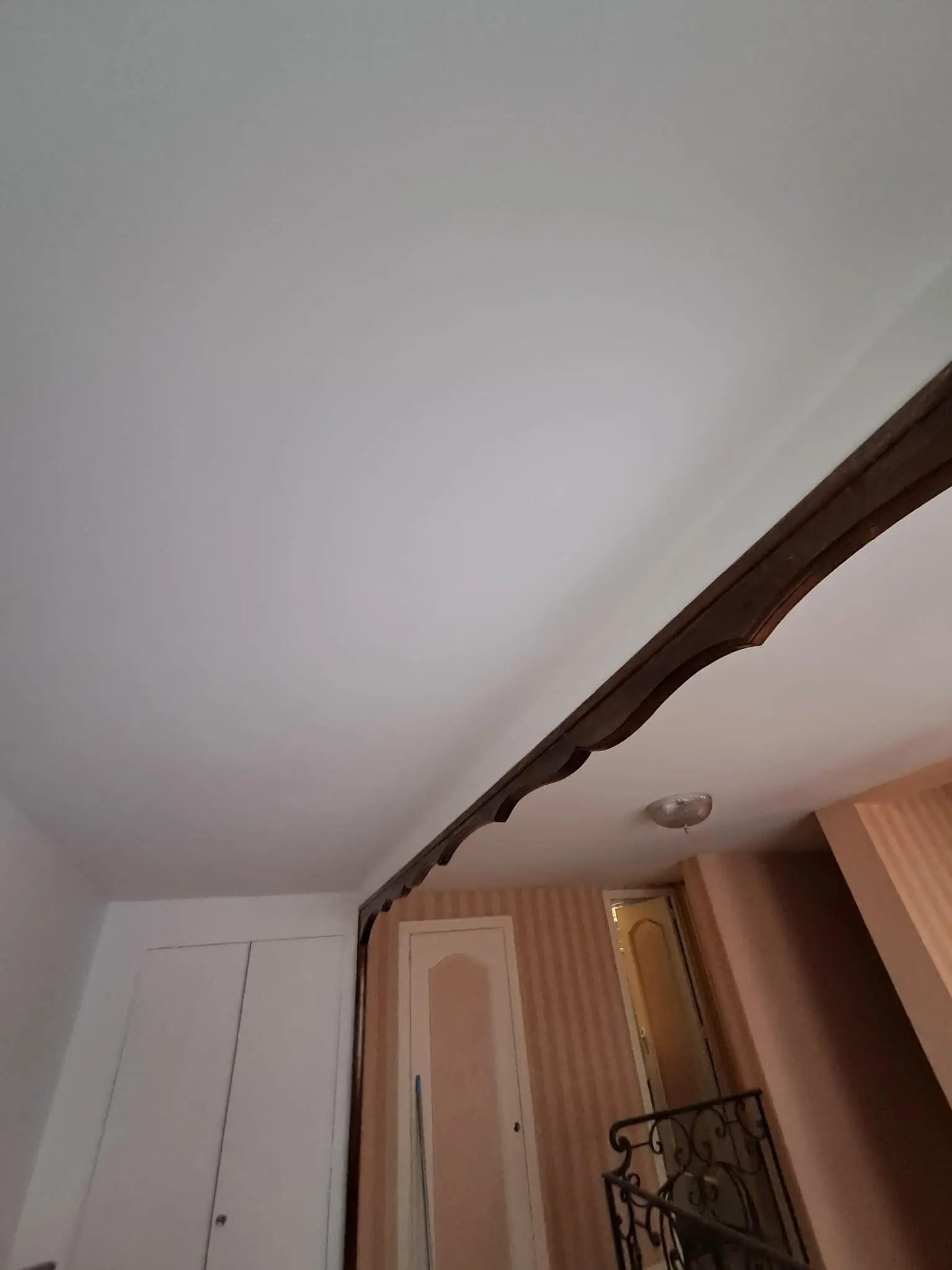 Plafond repeint et poutre décorative du salon