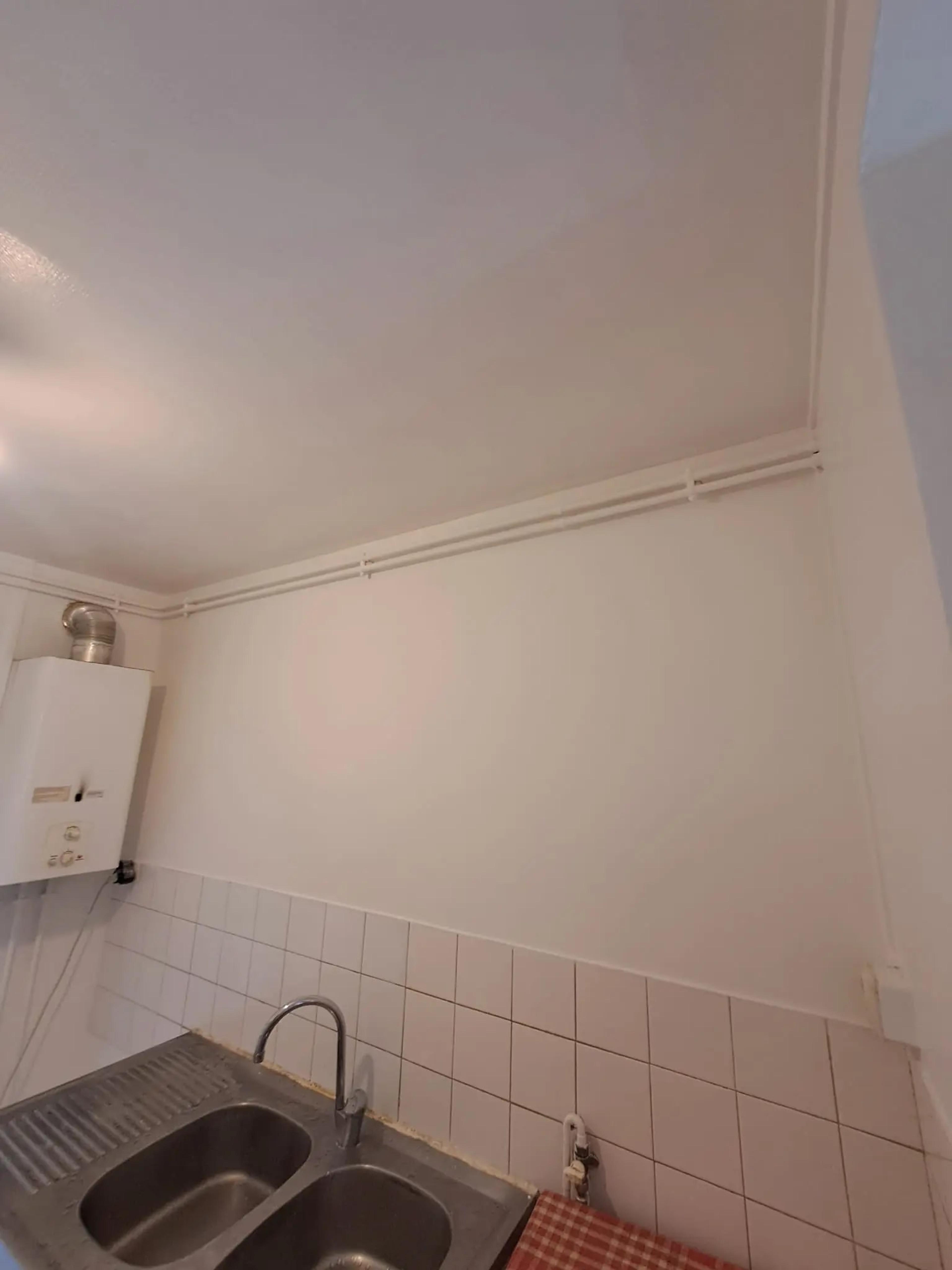 Le même mur après travaux, au-dessus de l’évier et de la crédence