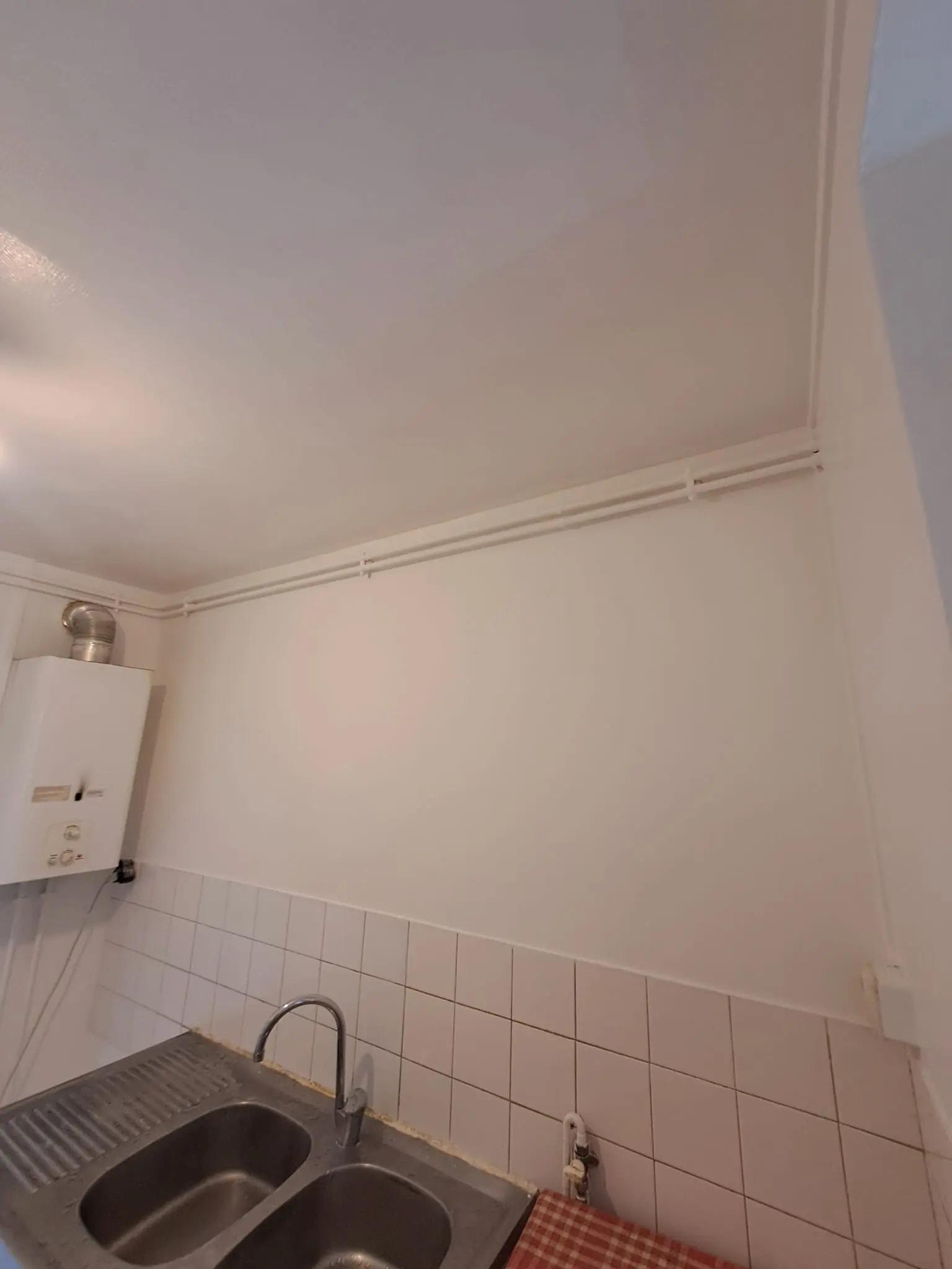 Le même mur après travaux, au-dessus de l’évier et de la crédence