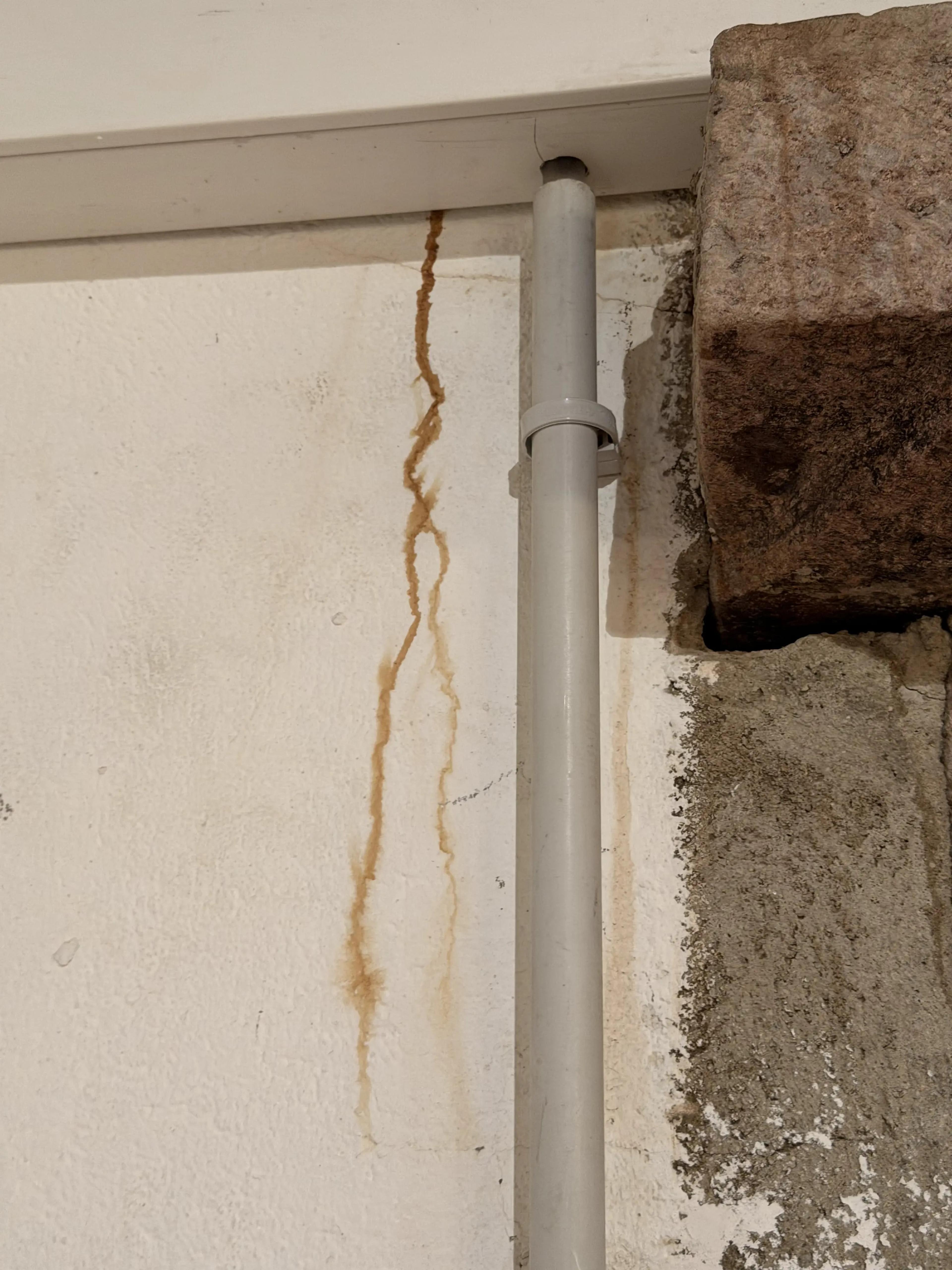 Coulure le long d’un tuyau, près d’un linteau en pierre
