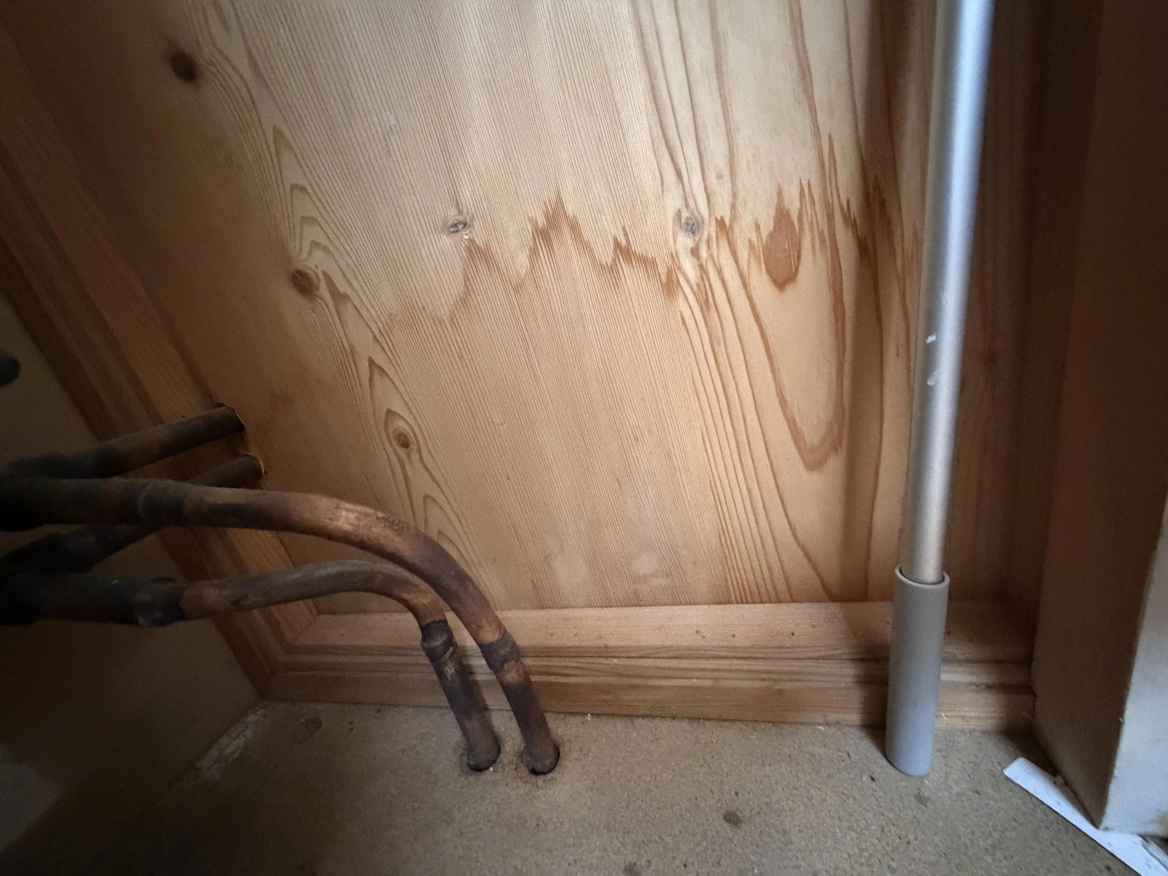 Auréoles laissées par l’eau sur un lambris en bois