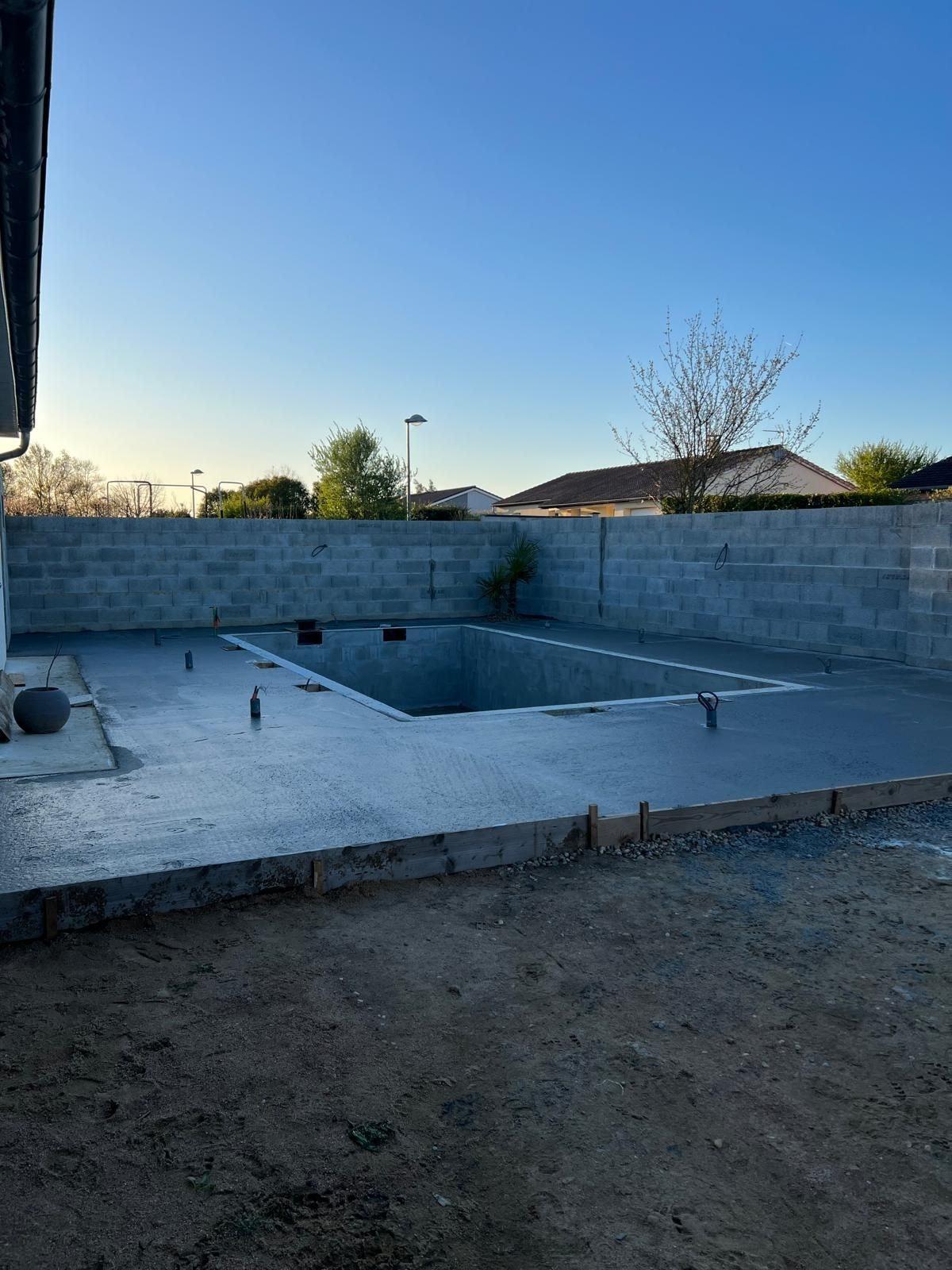 Isolation par l’extérieur et piscine de 8 × 4 m à Replonges (01) : photo 2 sur 3