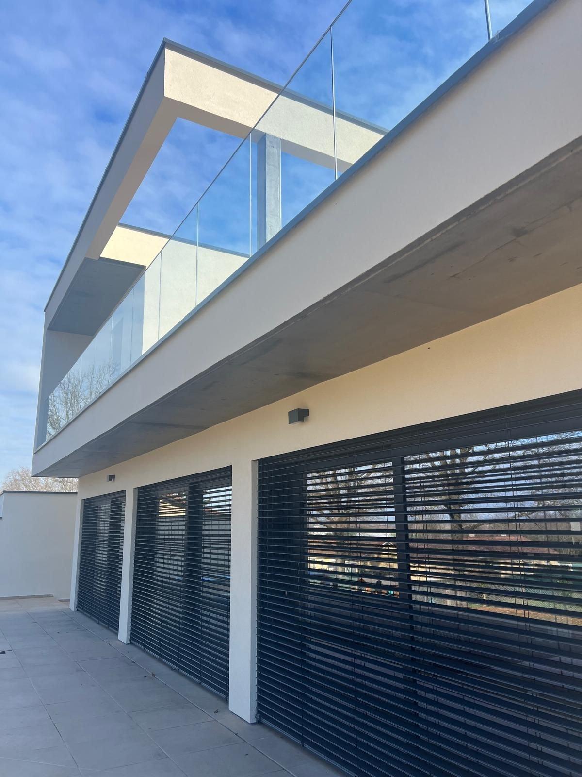 Maison contemporaine de 146 m² à Montmerle-sur-Saône (01) : photo 4 sur 9