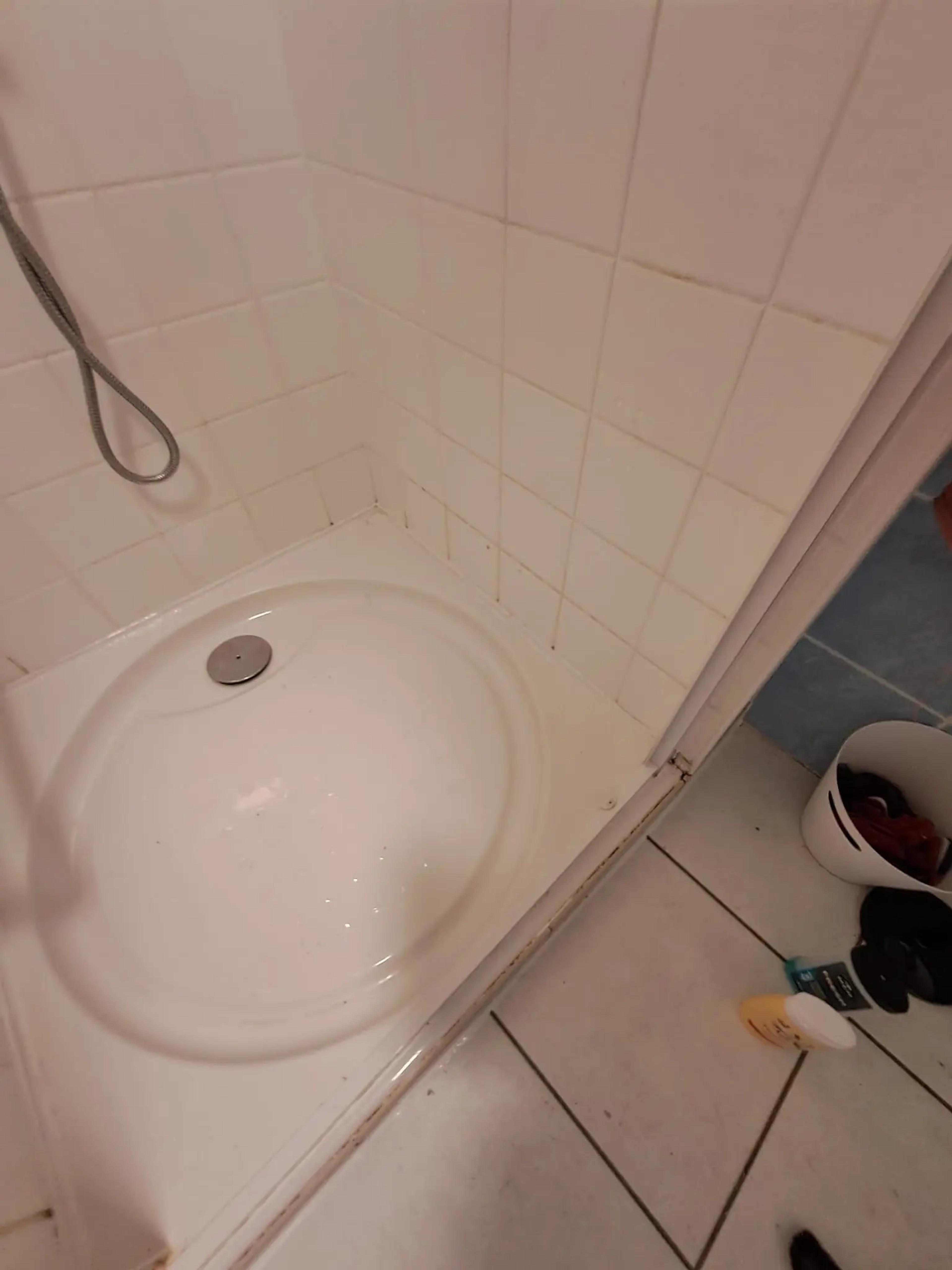 Receveur de douche et joints refaits, après travaux