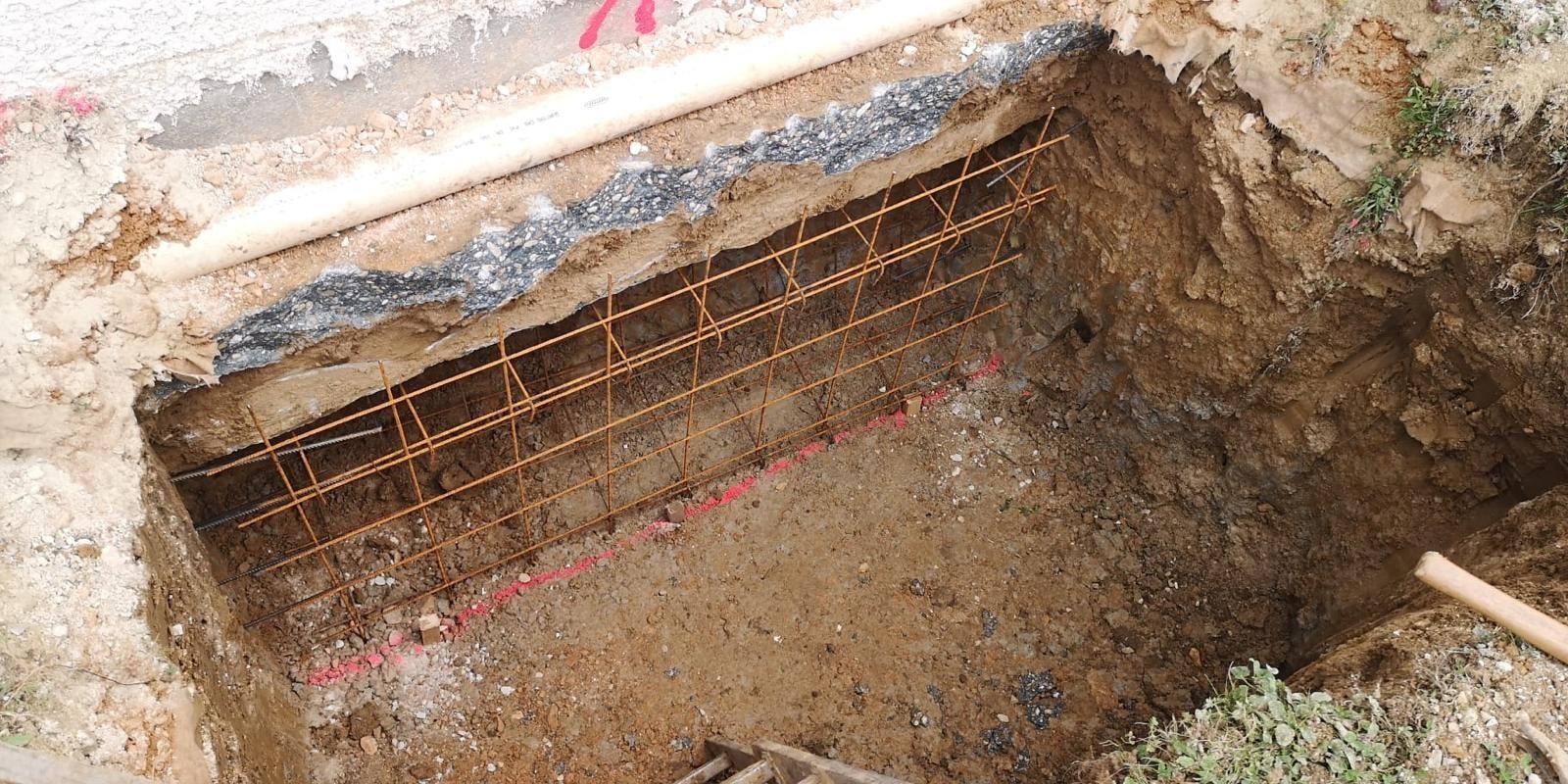 Ferraillage d’une longrine en fond de fouille, le long des fondations de la maison