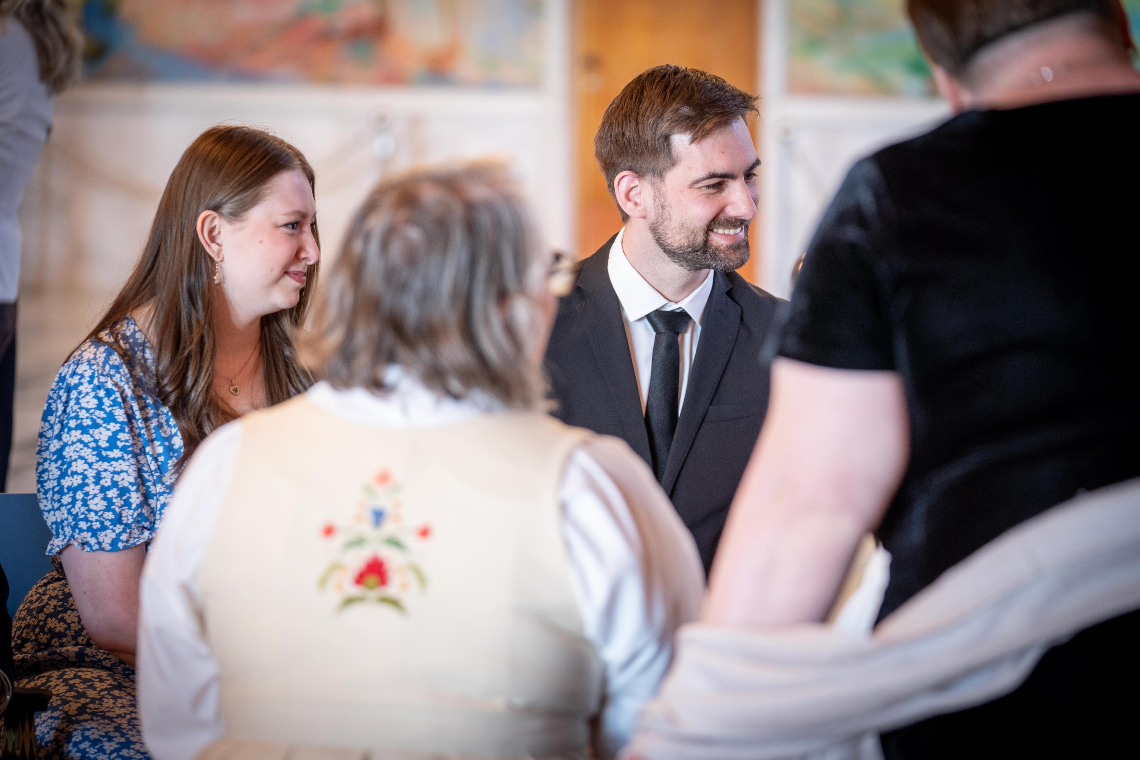 Bilde av en samtalegruppe. To unge mennesker med ansiktet vendt mot kamera.