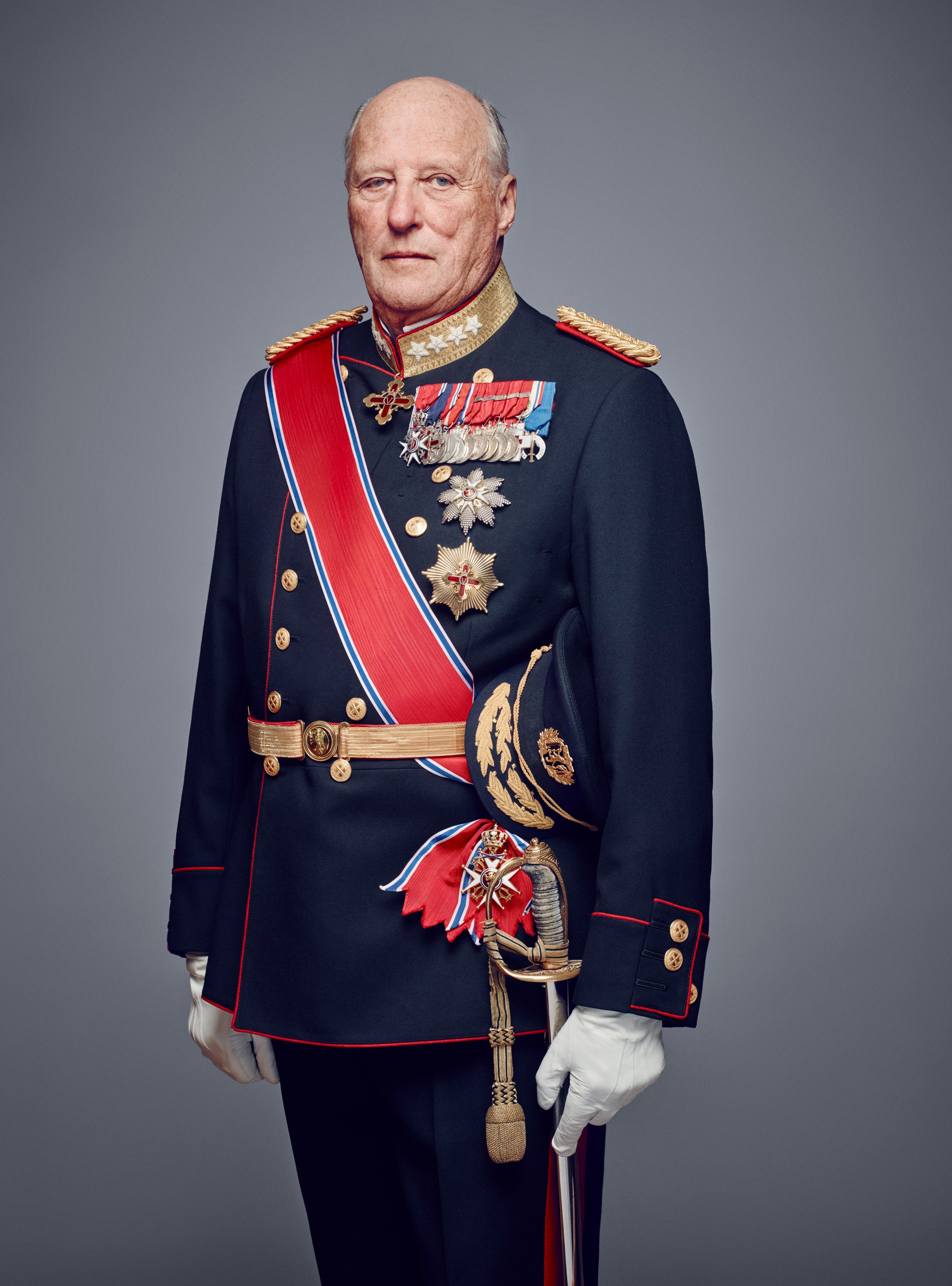 Portrett av Kong Harald i gallauniform med ordener og medaljer.