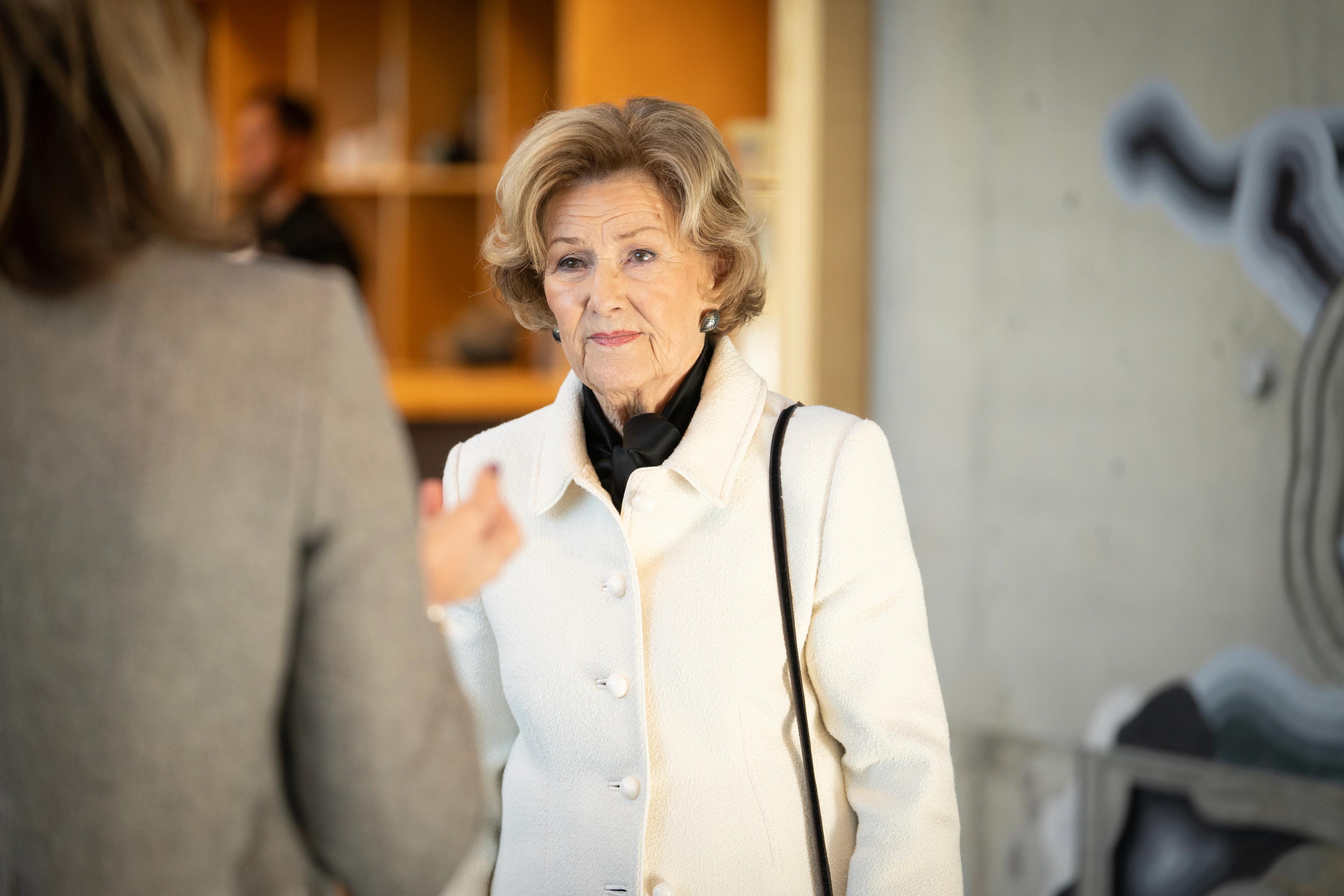 Tett på Dronning Sonja som ser på nasjonalarkivaren med ryggen til.