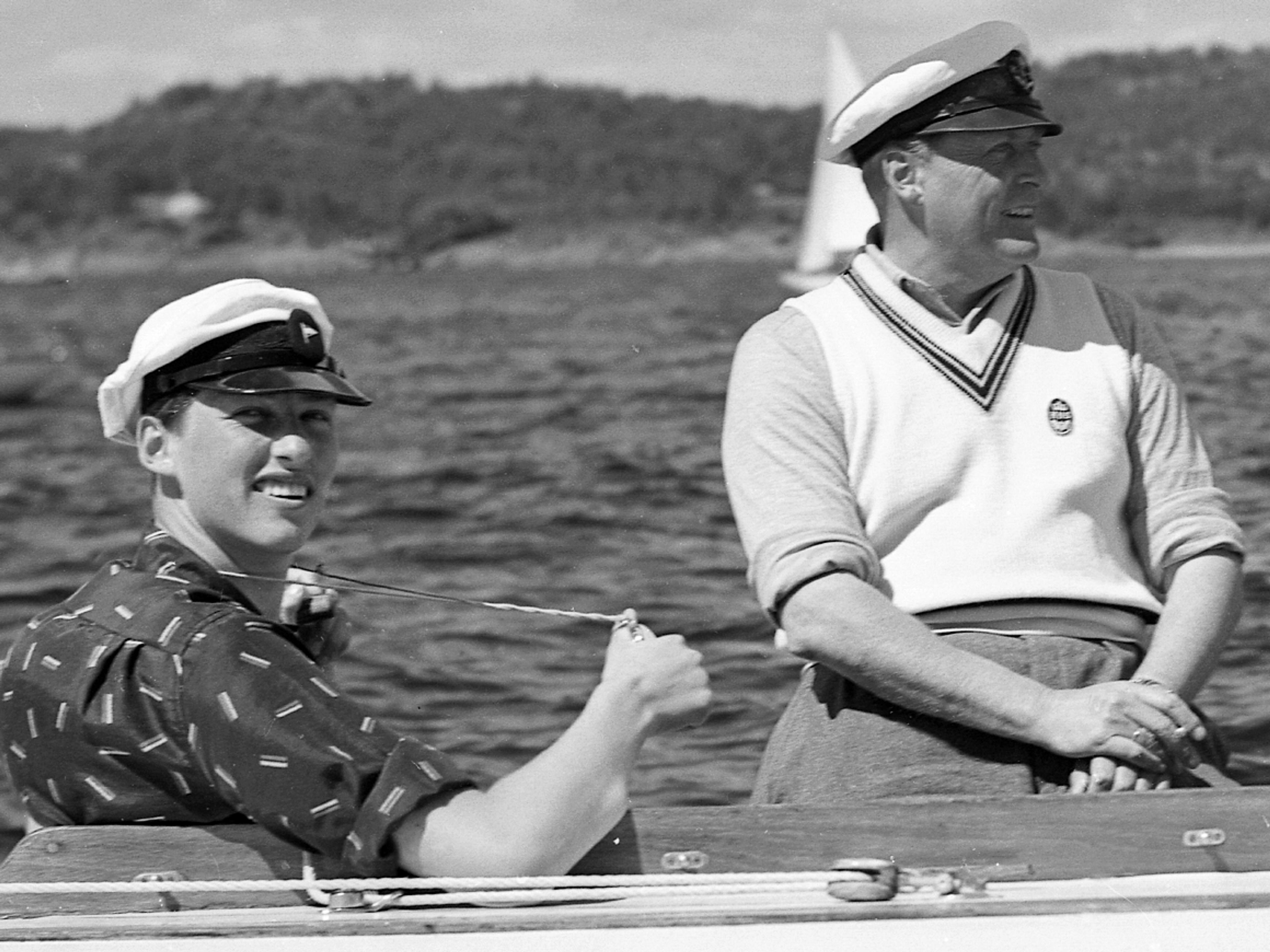 Kronprinsen og Prinsen sammen i seilbåten. 