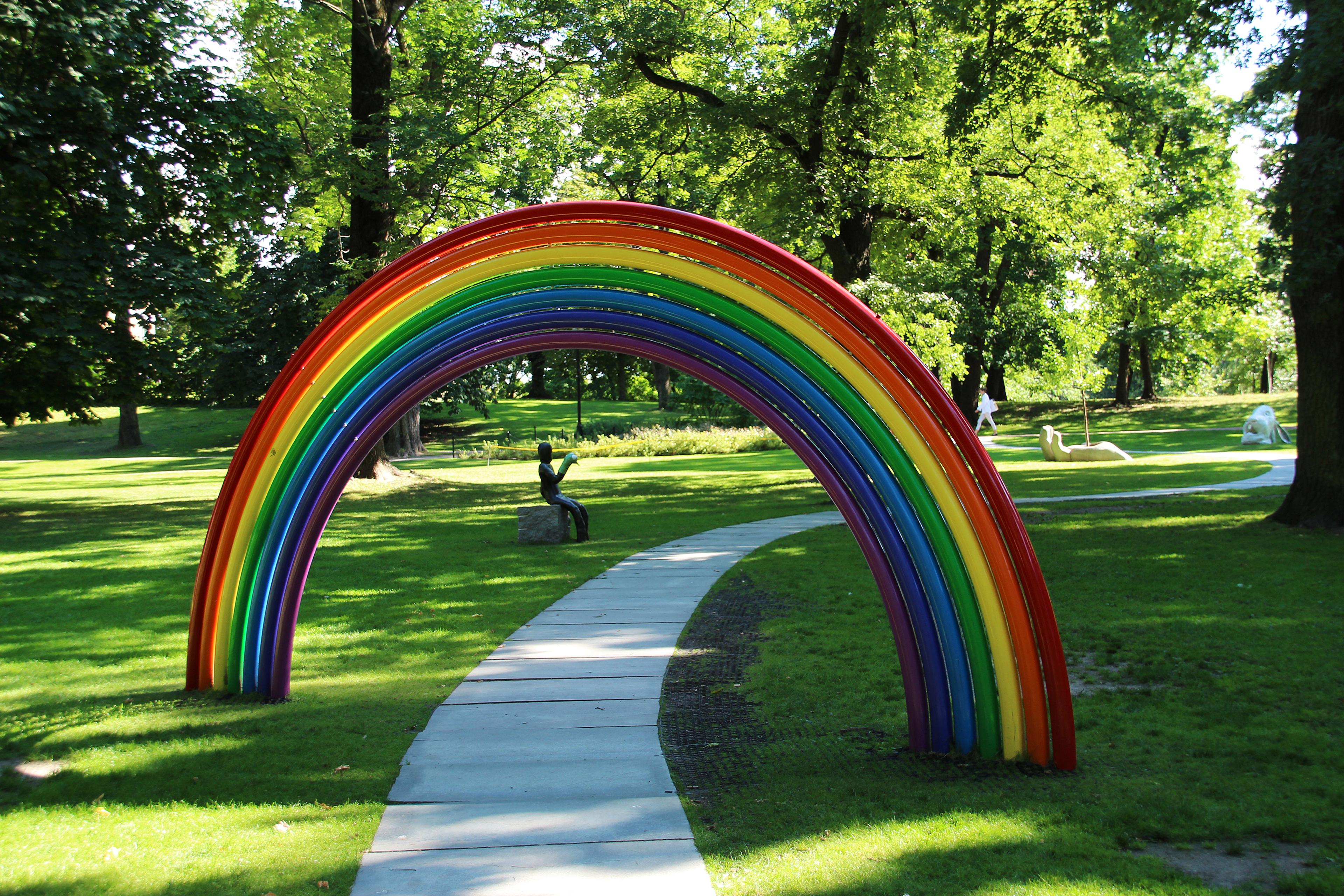 Fargede buer danner en regnbue over gangstien i Prinsesse Ingrid Alexandras Skulpturpark.