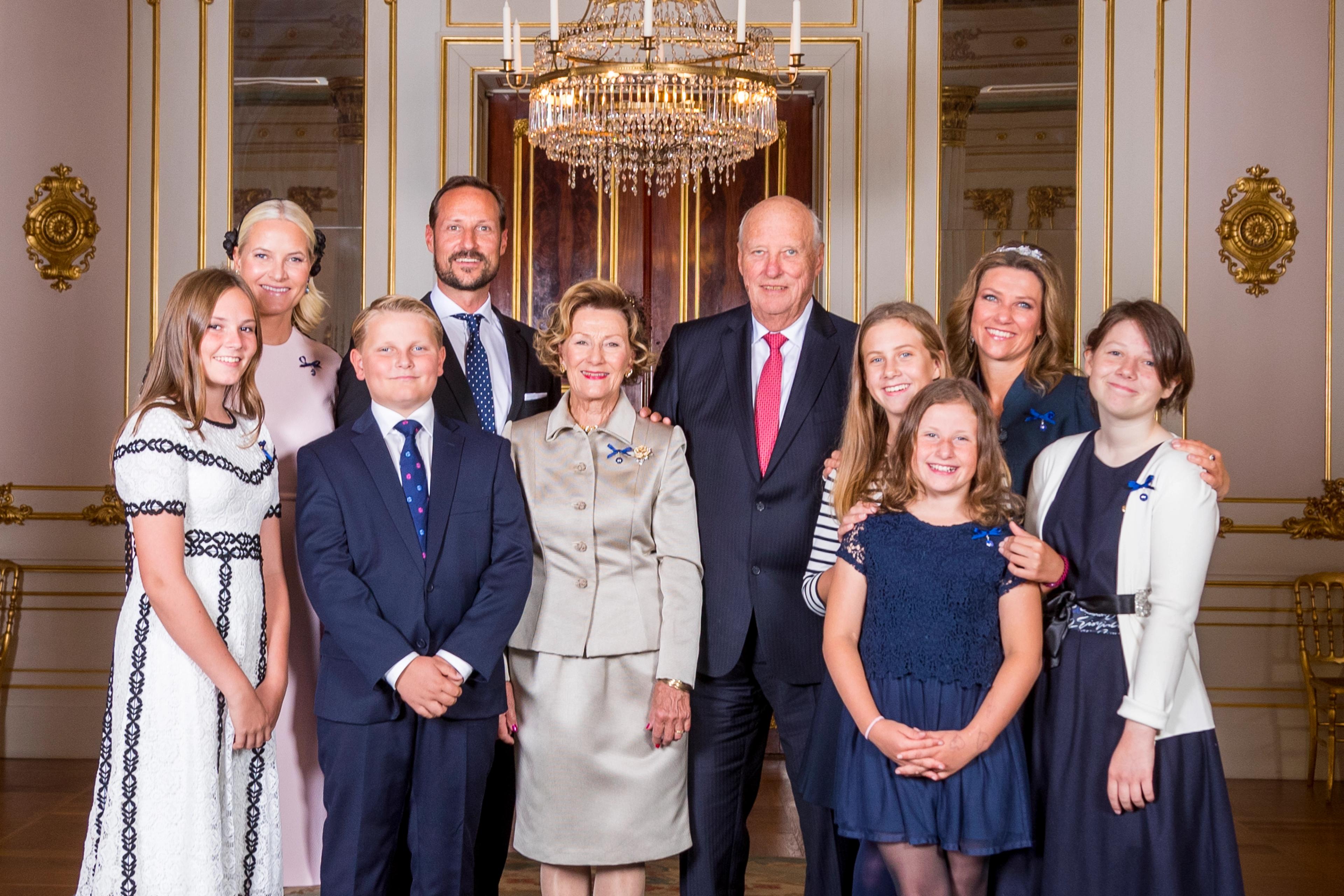 Gruppebilde av Kongeparet sammen med barn, svigerinne og barnebarn rundt seg.