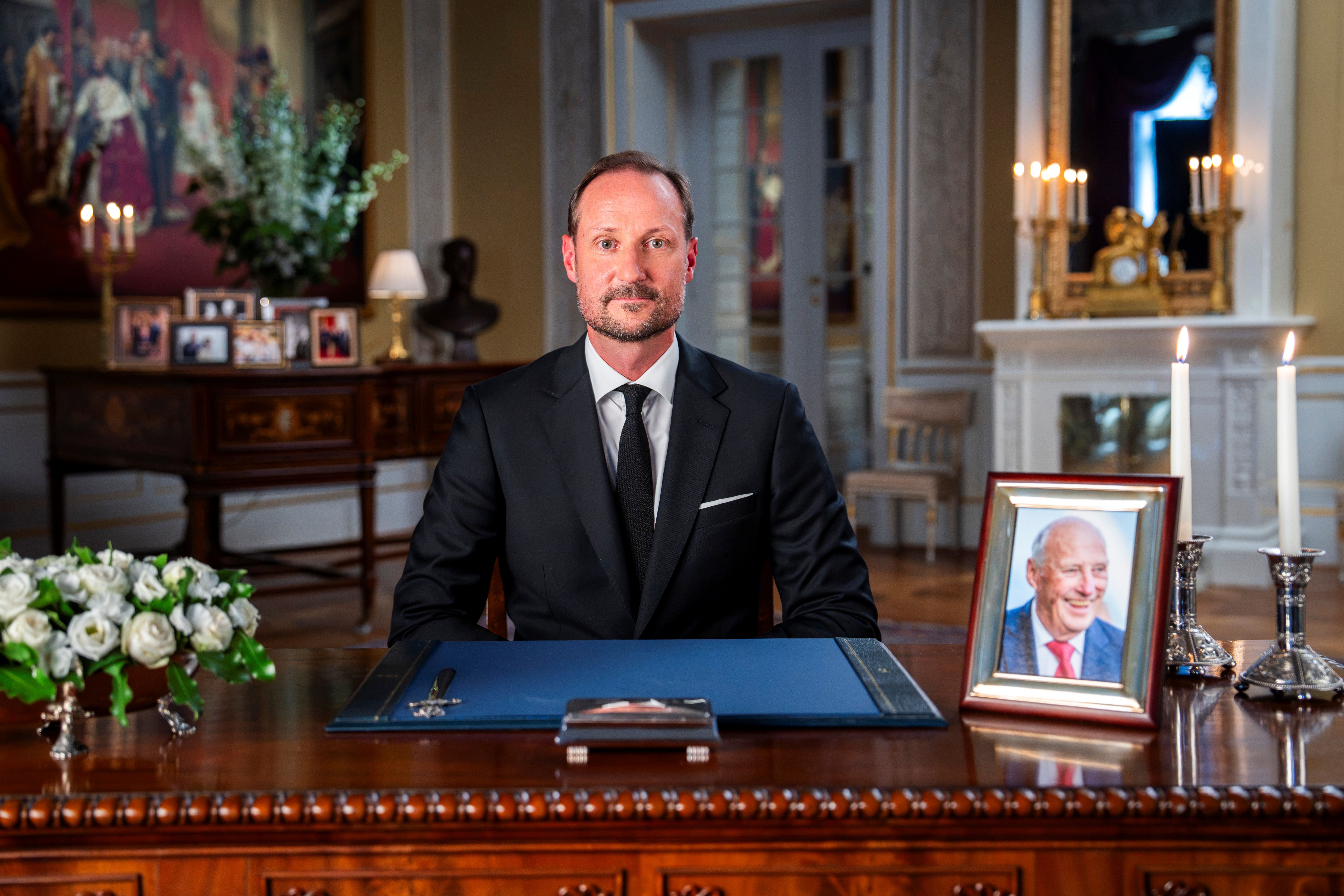 Kongen bak sitt skrivebord.