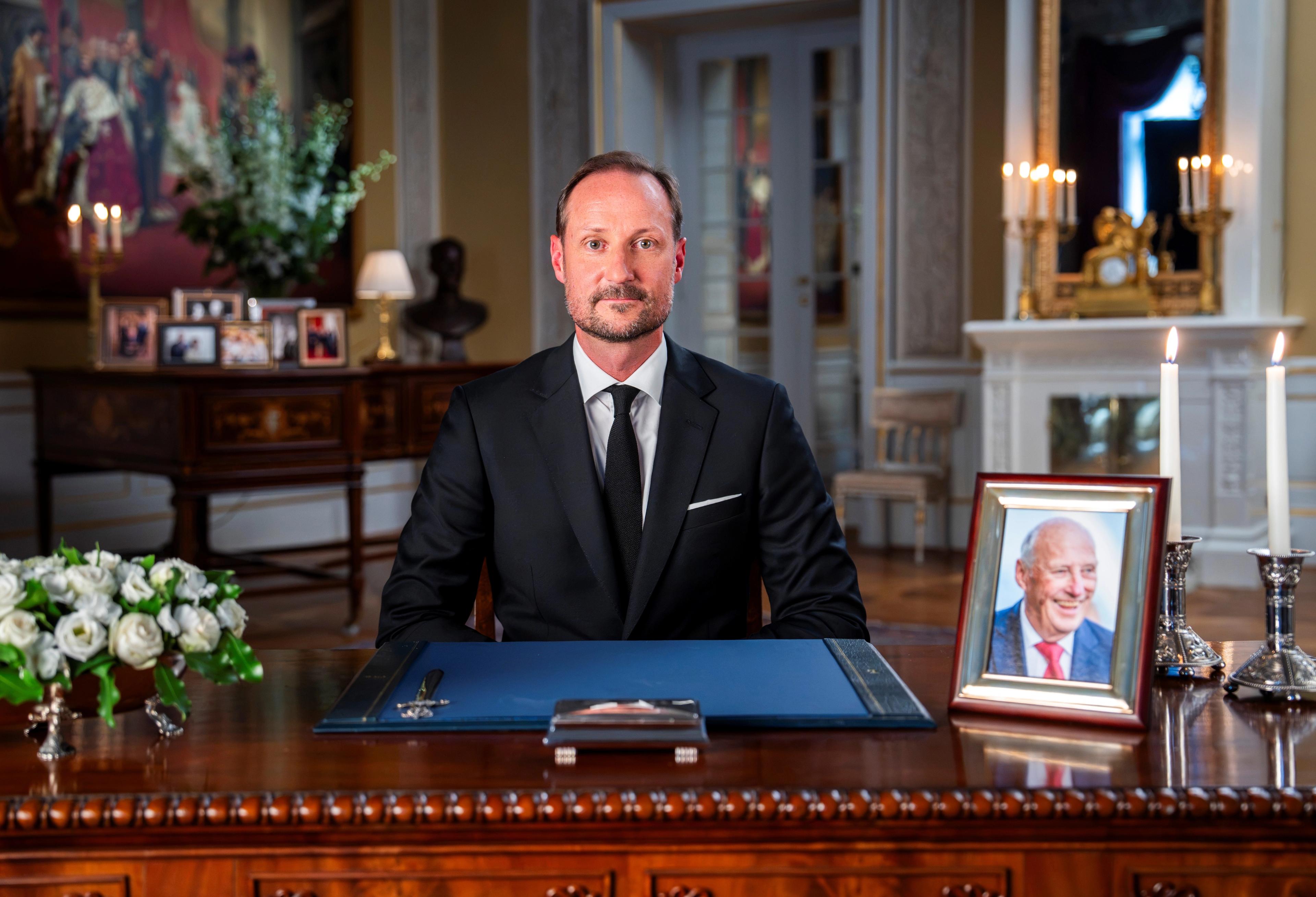Kongen bak sitt skrivebord.