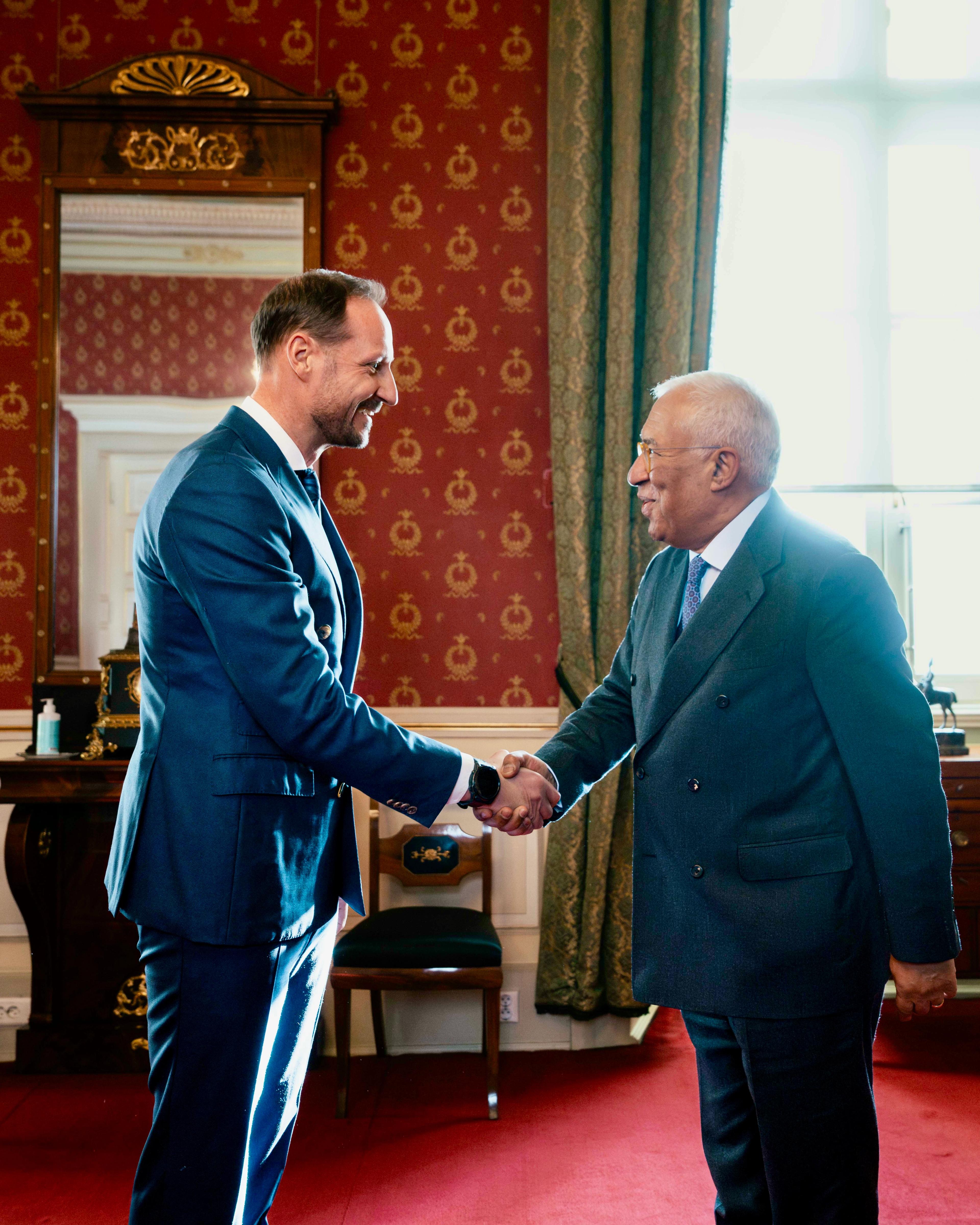 Kronprins Haakon og António Costa handhelsar.