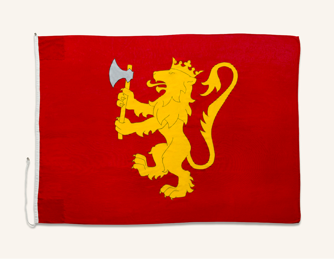 Et rødt flagg med riksvåpenets løve i gult.