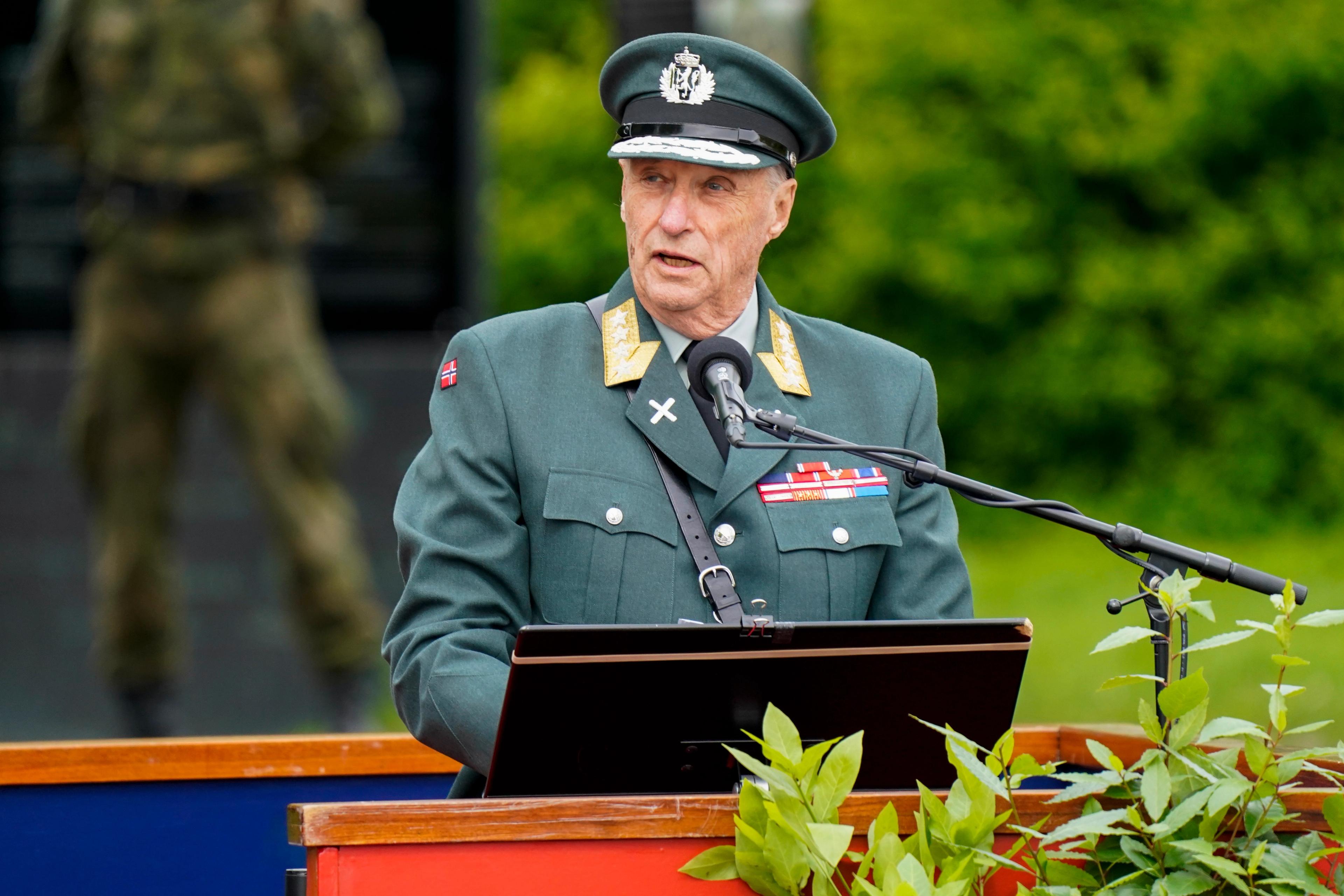 Kongen på talerstolen iført hærens grønne uniform.