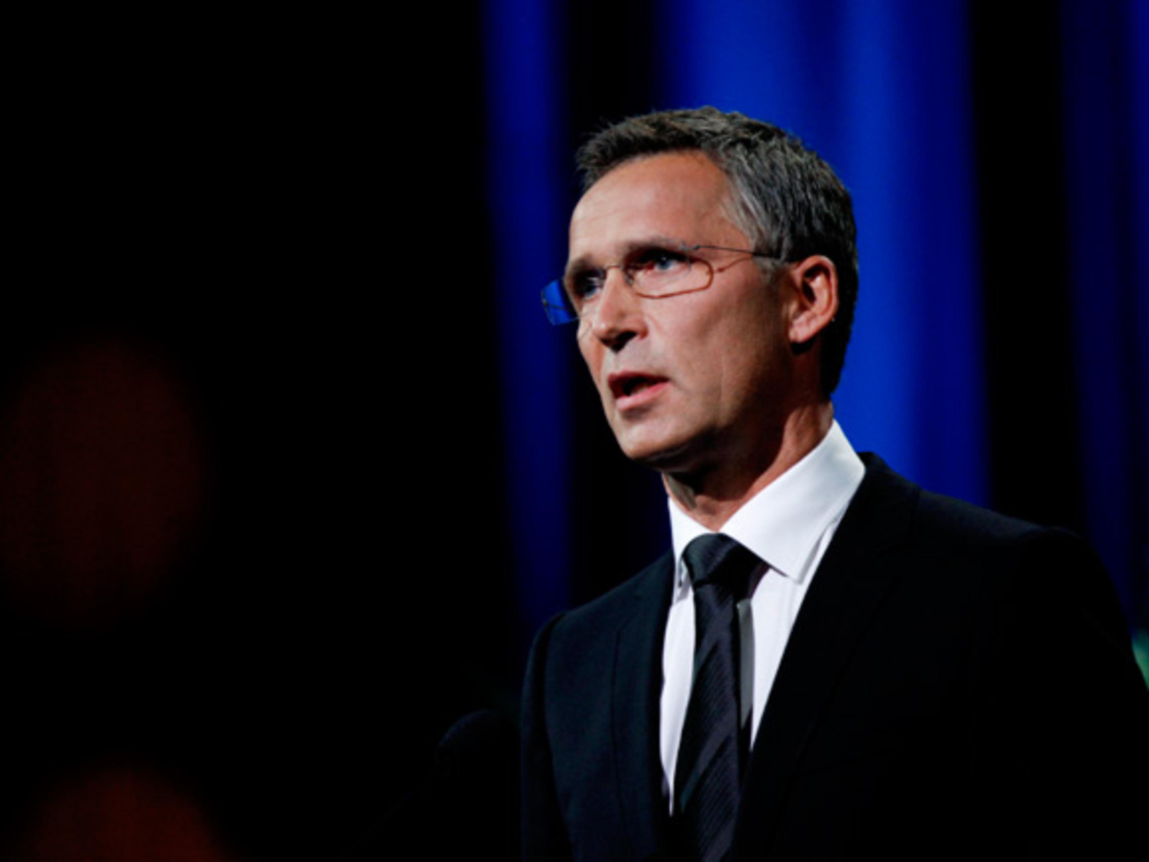Stoltenberg på scenen.