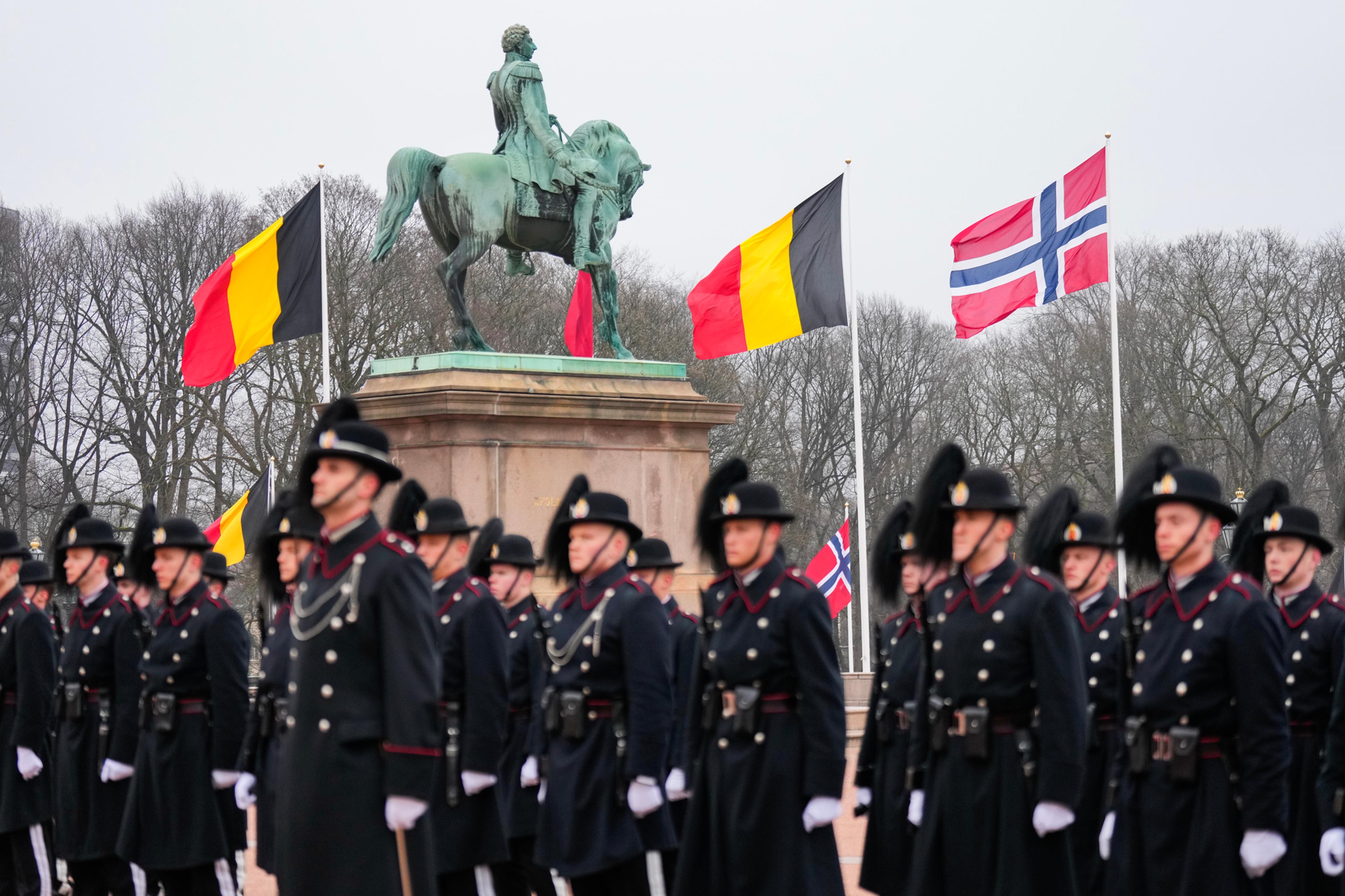 Gardister på Slottsplassen. Belgiske og norske flagg vaier i vinden