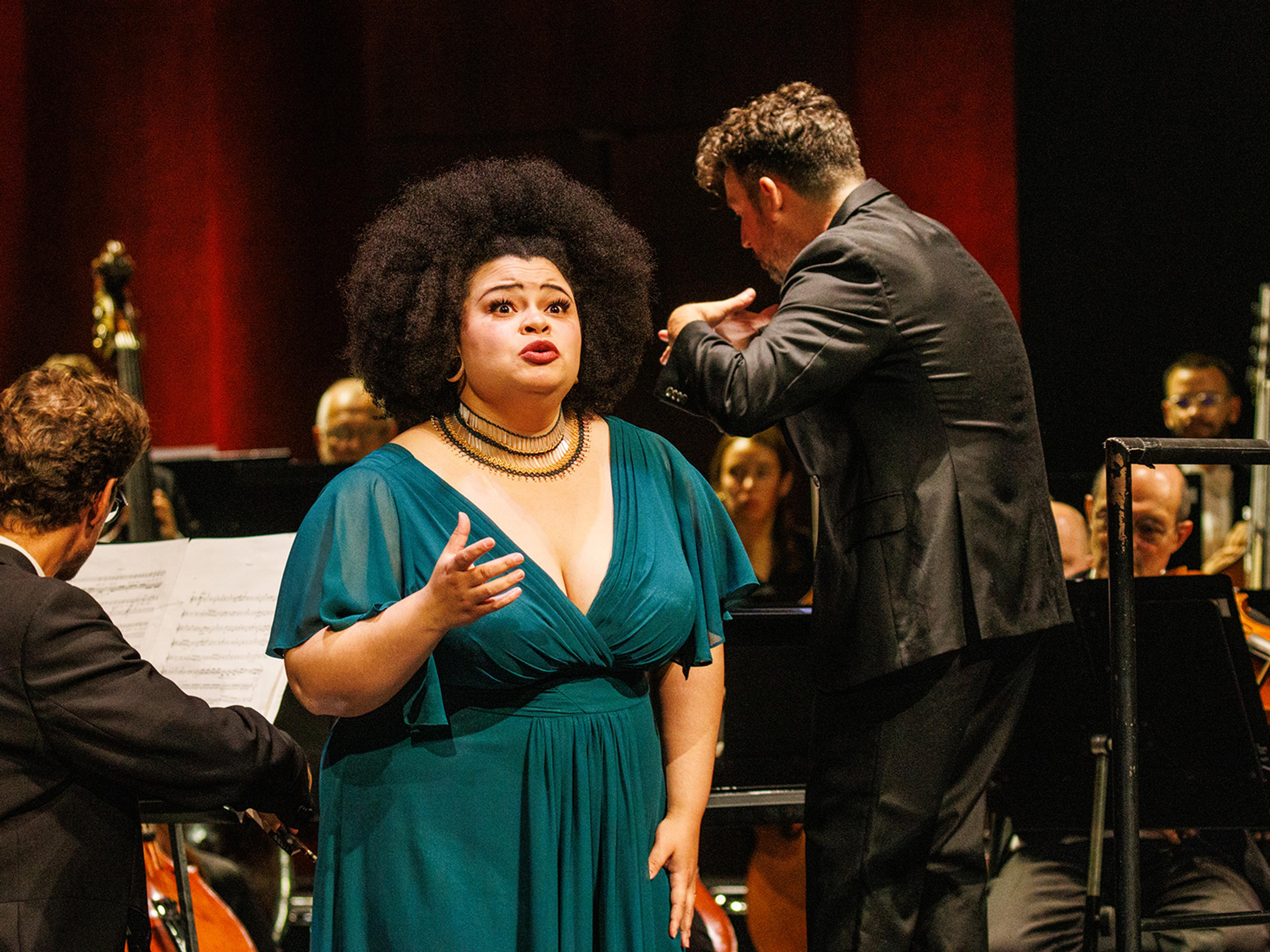 Jasmin White på scenen under sin fremførelse.