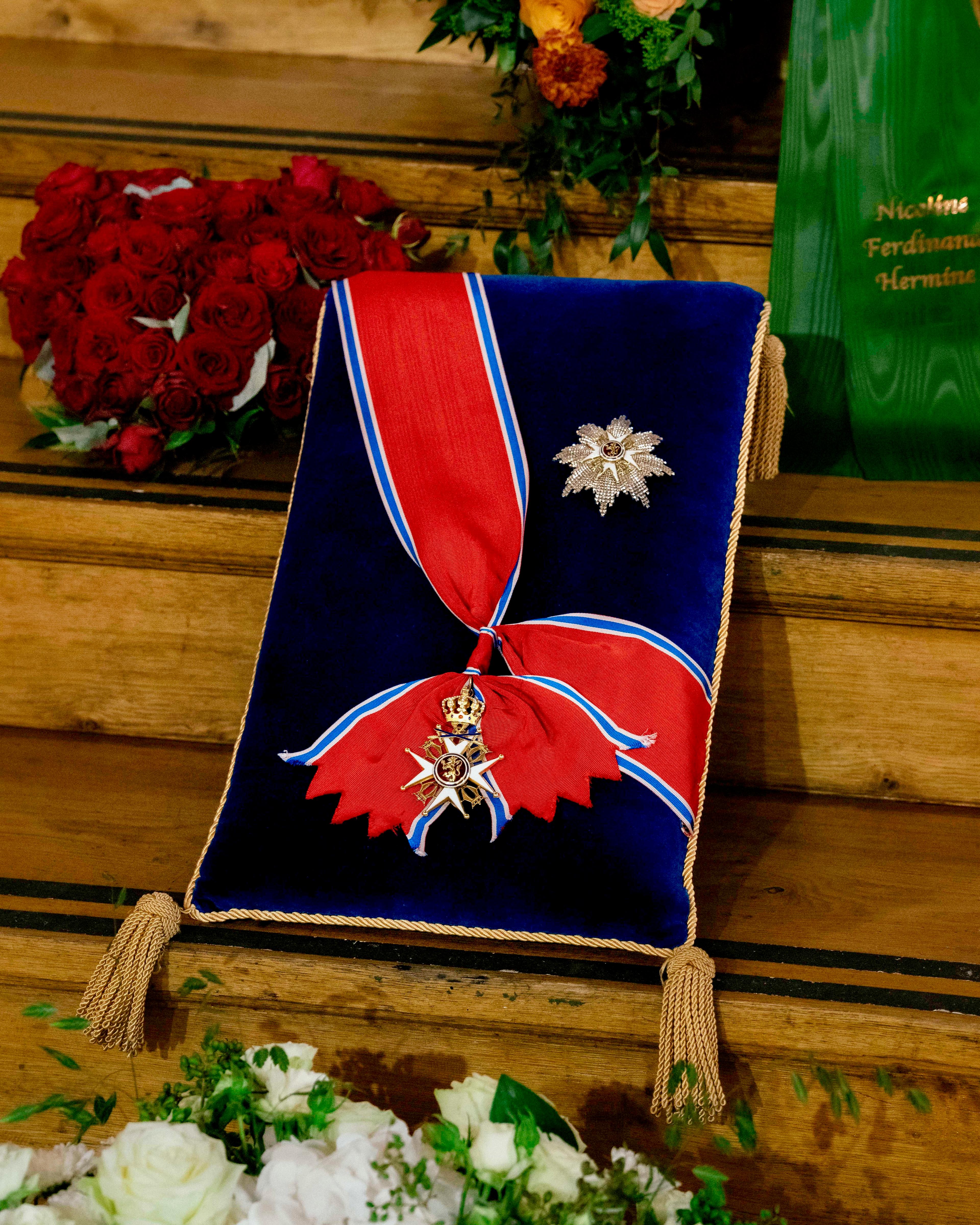 St. Olavs orden ligger på en pute foran båren.