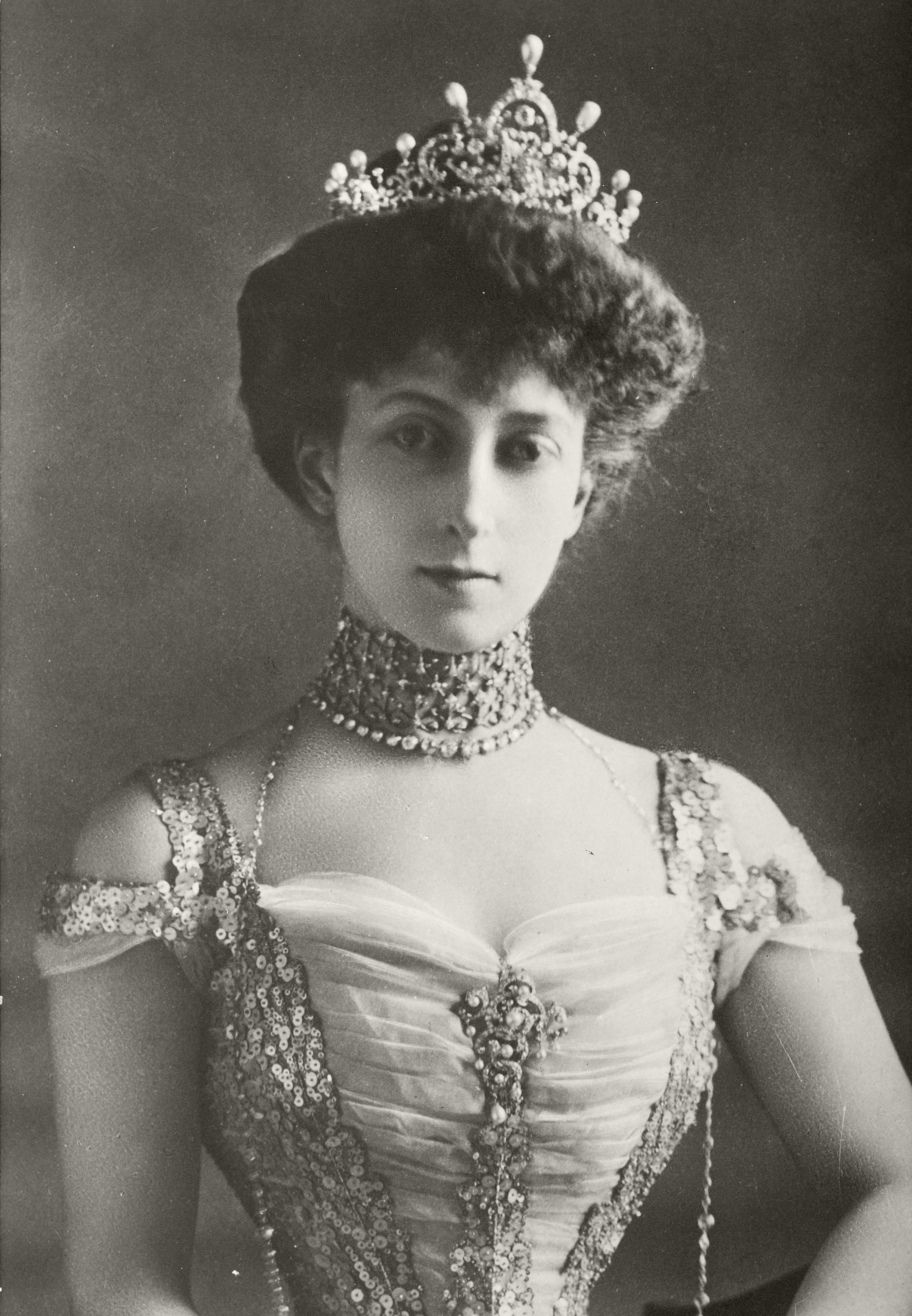 Dronning Maud i halvfigur med aftenkjole og tiara.