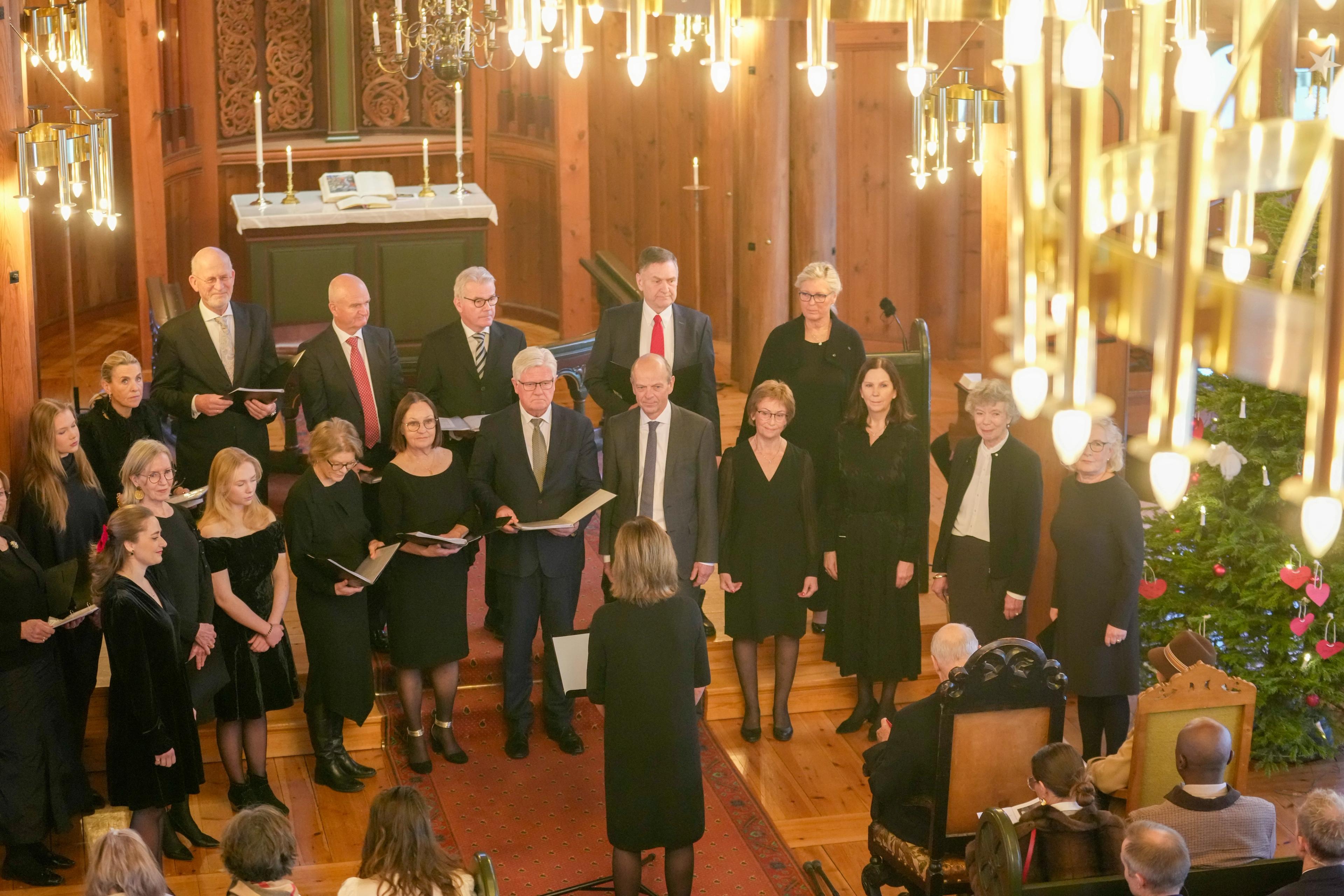 Oversiktsbilete over koret.