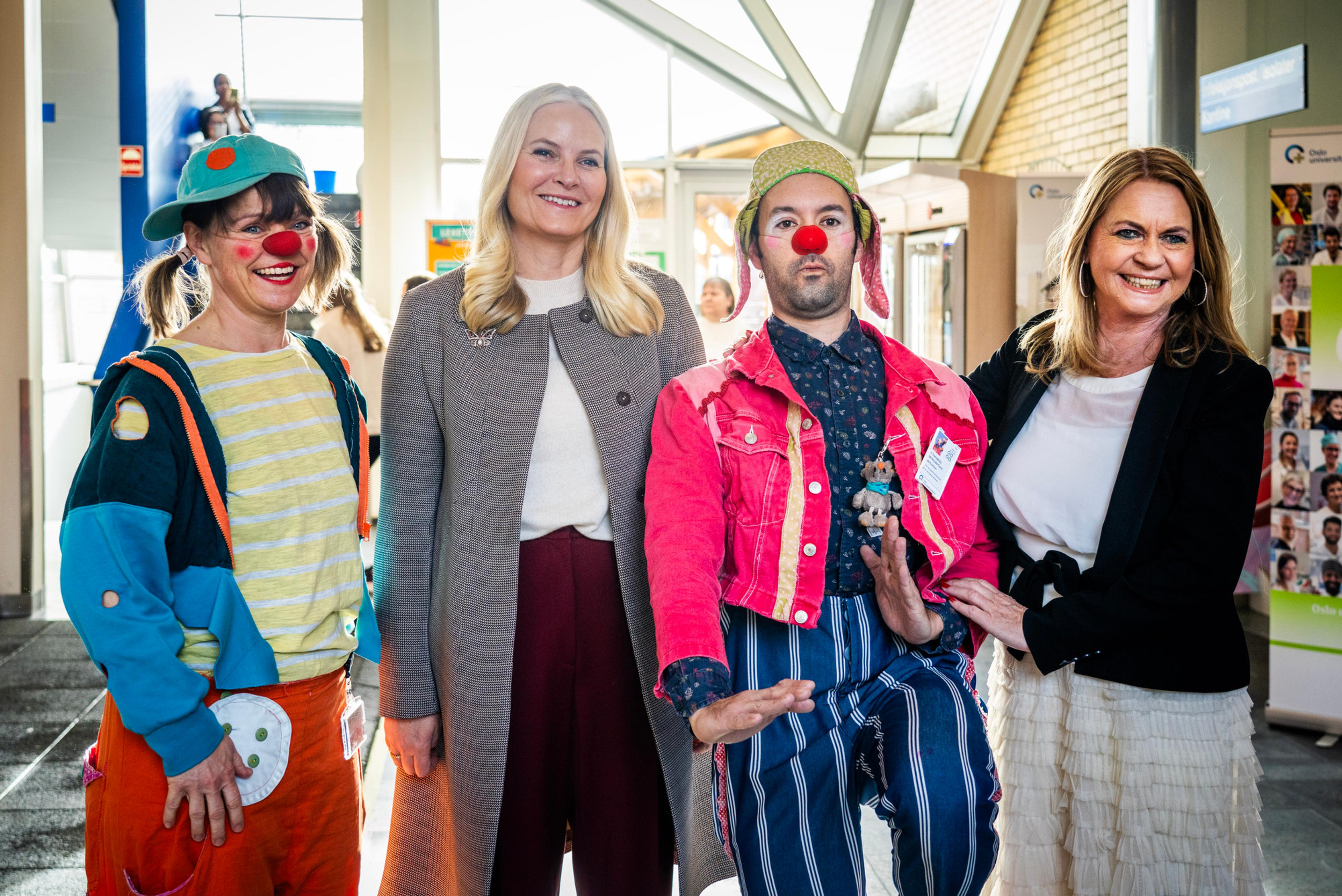 Kronprinsessen sammen med de to klovnene - begge med røde neser.