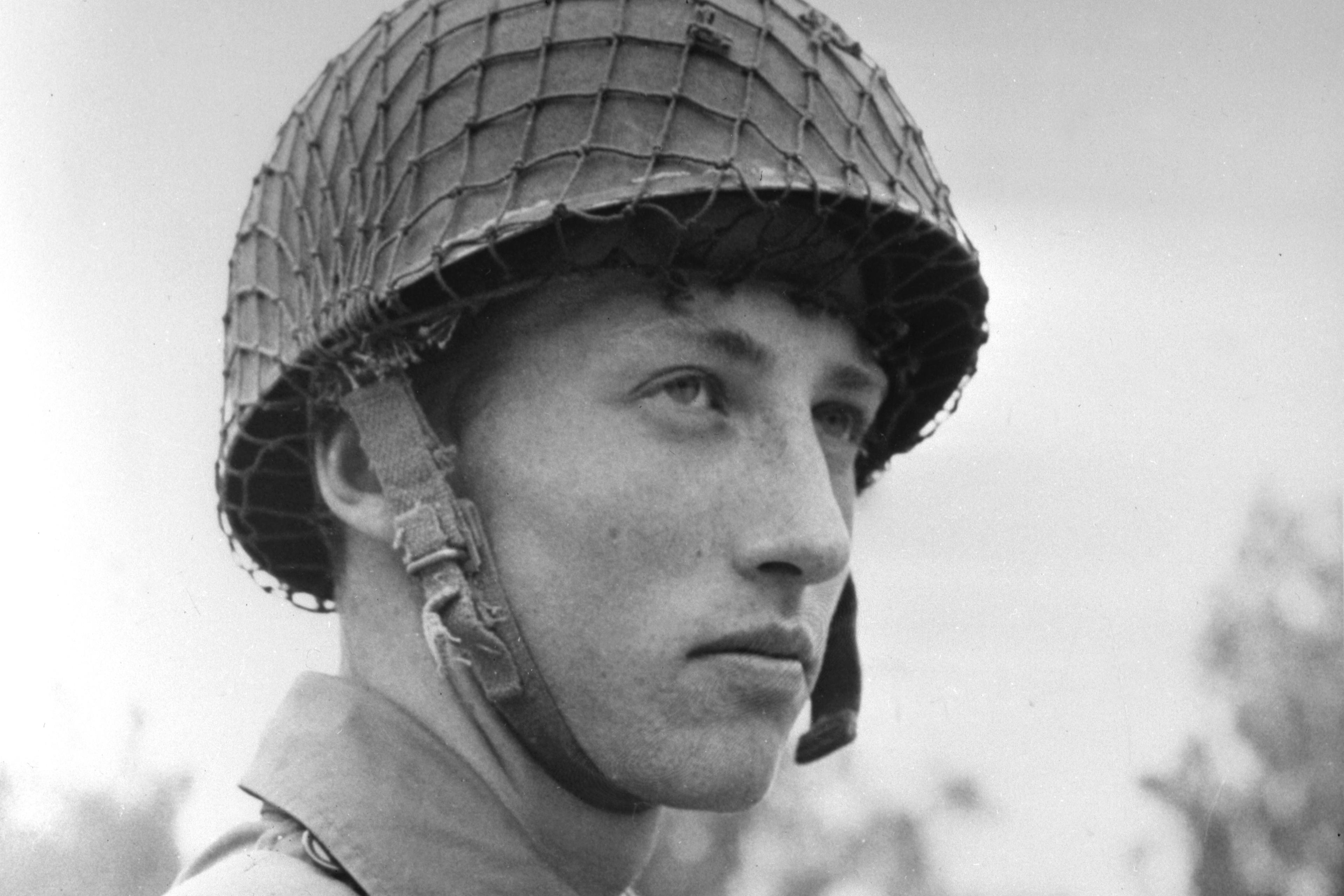 Prins Harald i militært utstyr med hjelm. Feltuniform.