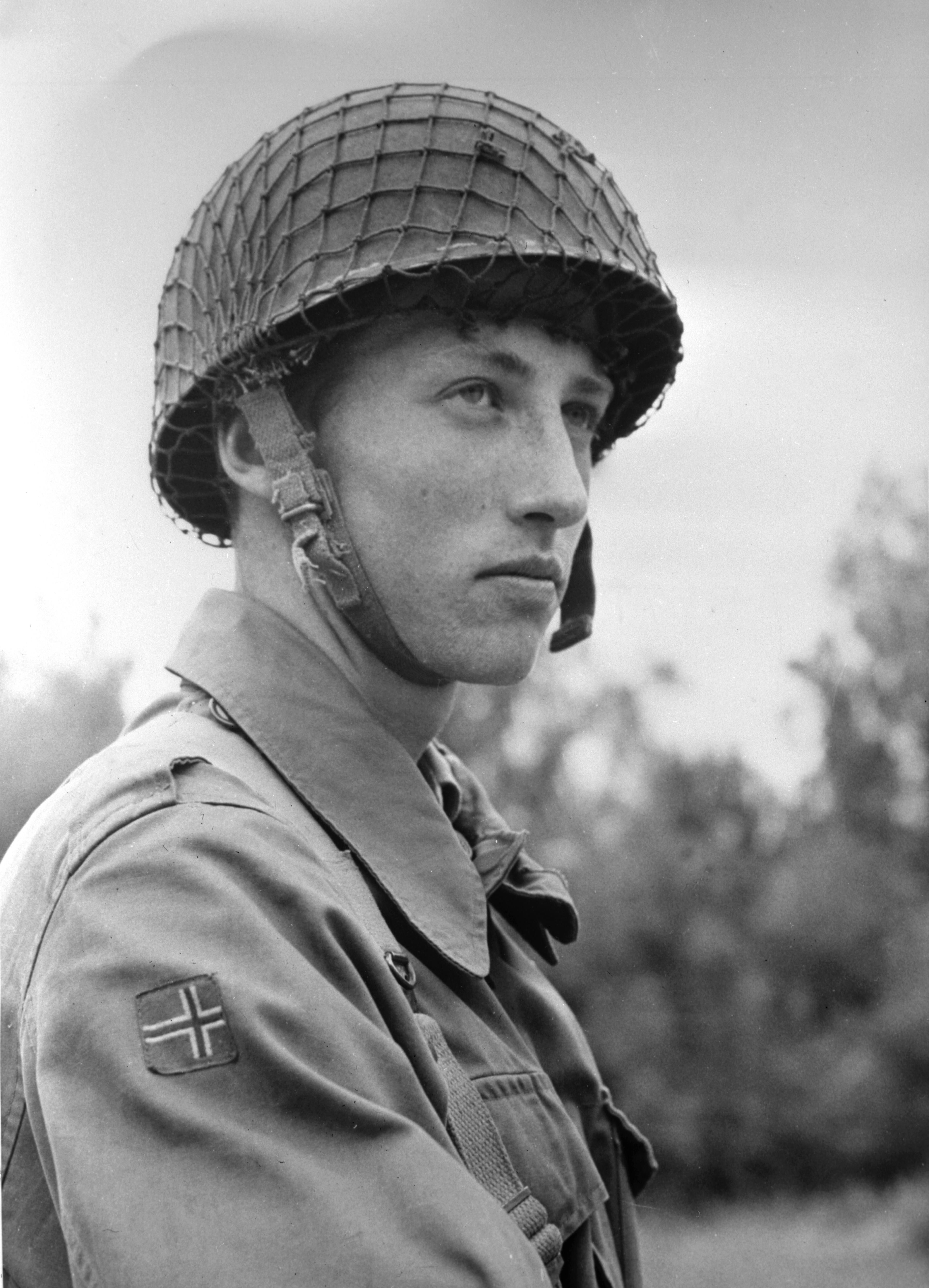 Prins Harald i militært utstyr med hjelm. Feltuniform.