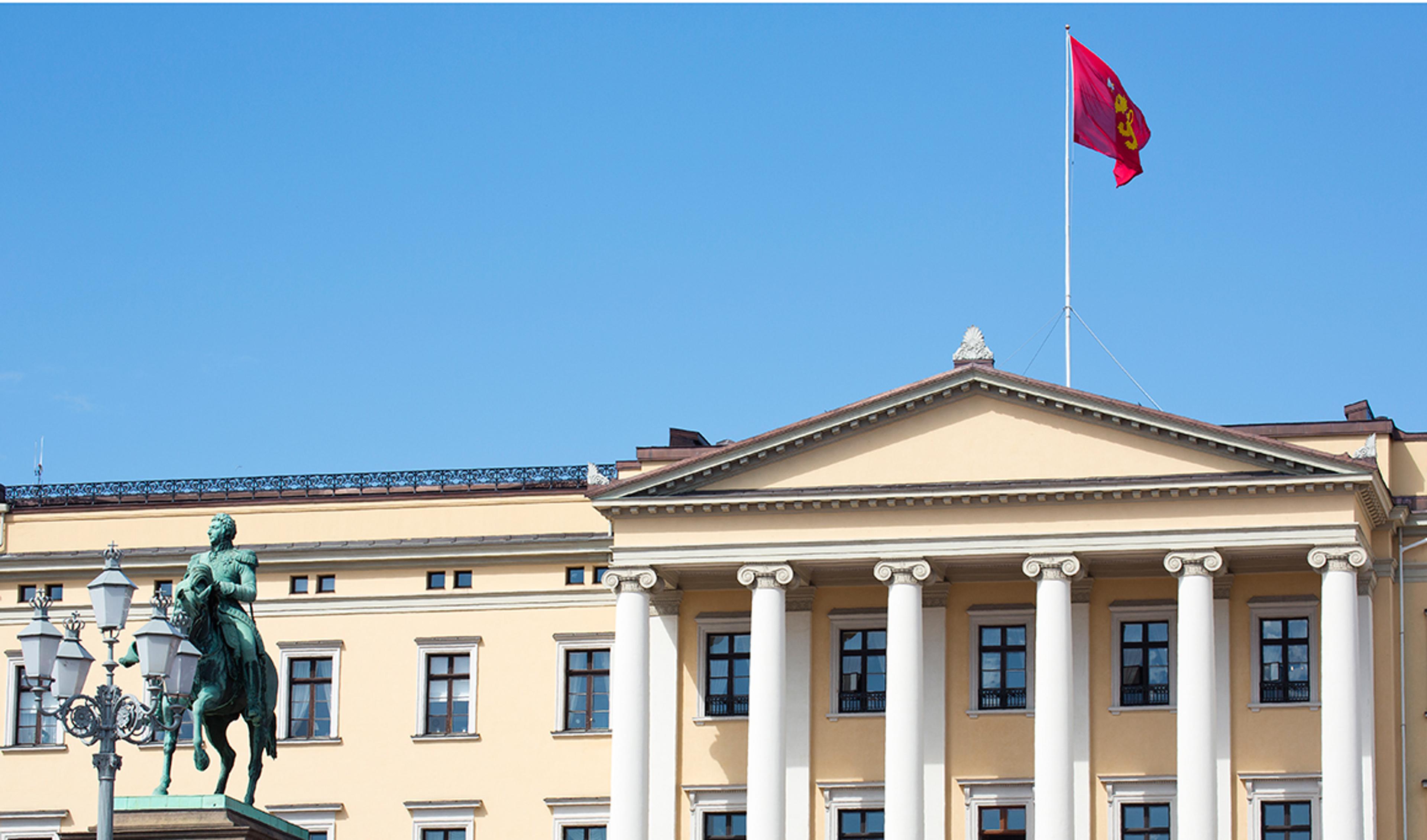 Kongeflagget vaier over Slottets tak.