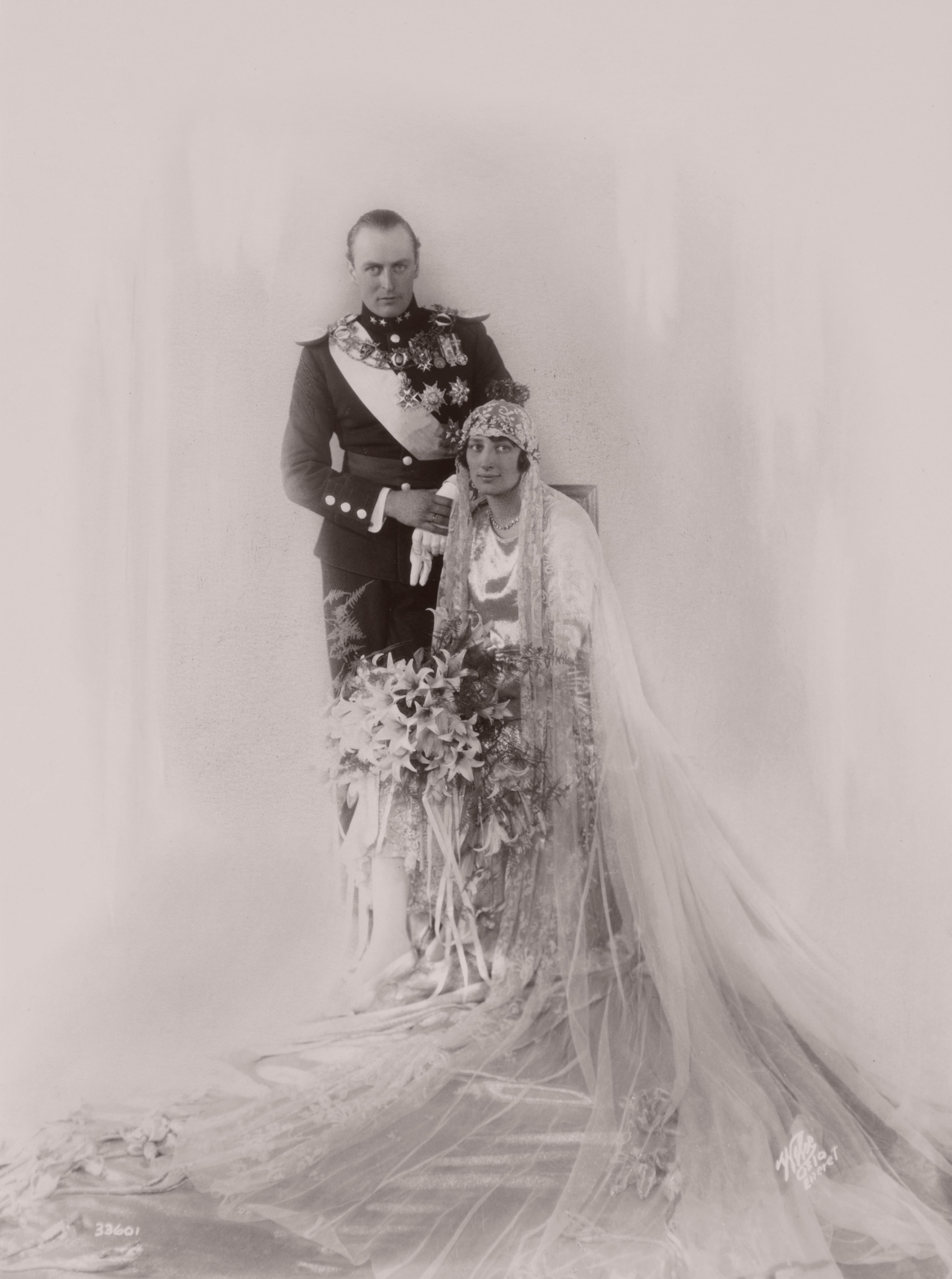 Bryllupsbilde av Kronprins Olav og Kronprinsesse Märtha.