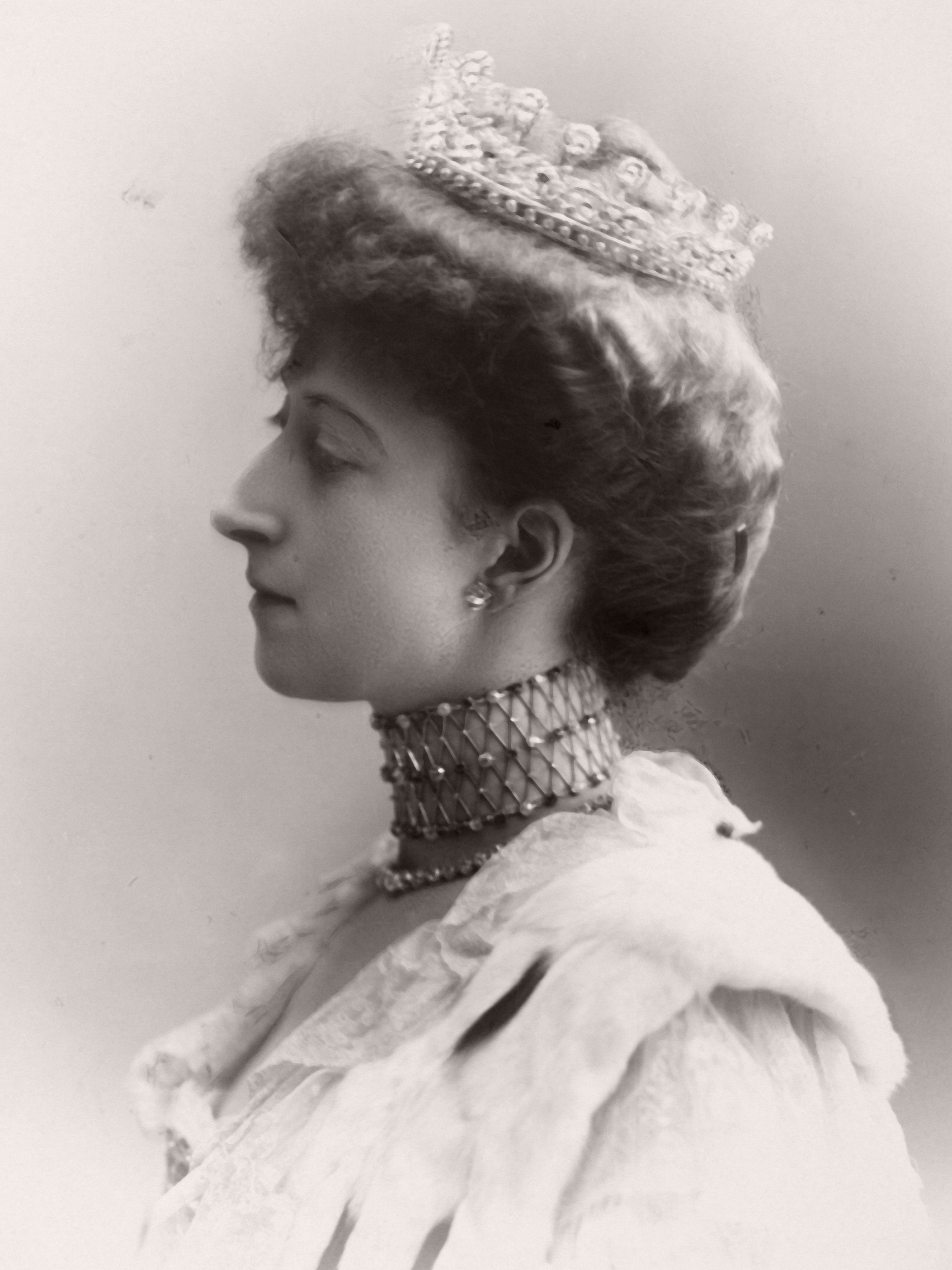 Portrett av dronningen i profil med tiara og en bred, perlebesatt "choker".